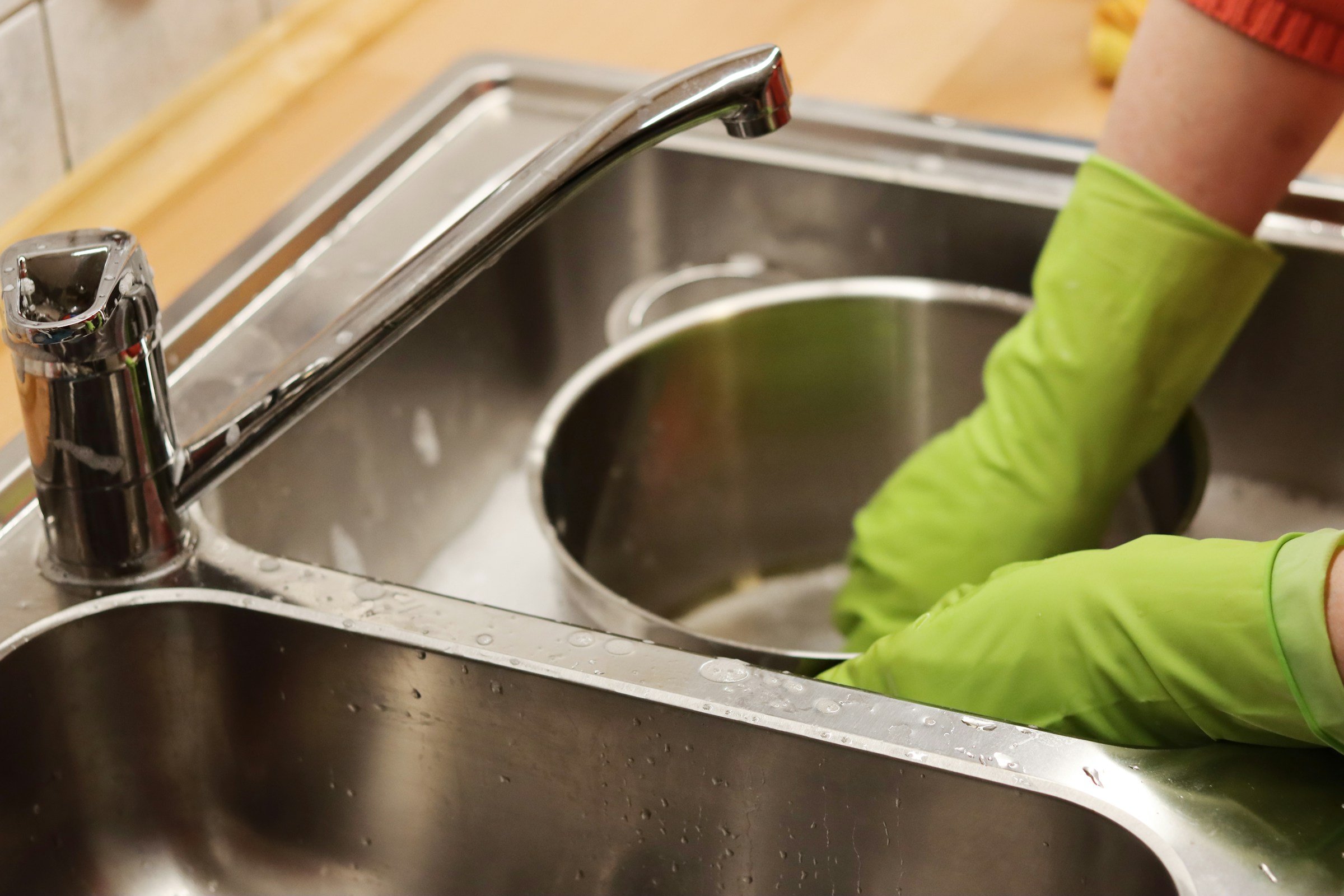 Una persona lavando platos | Fuente: Unsplash