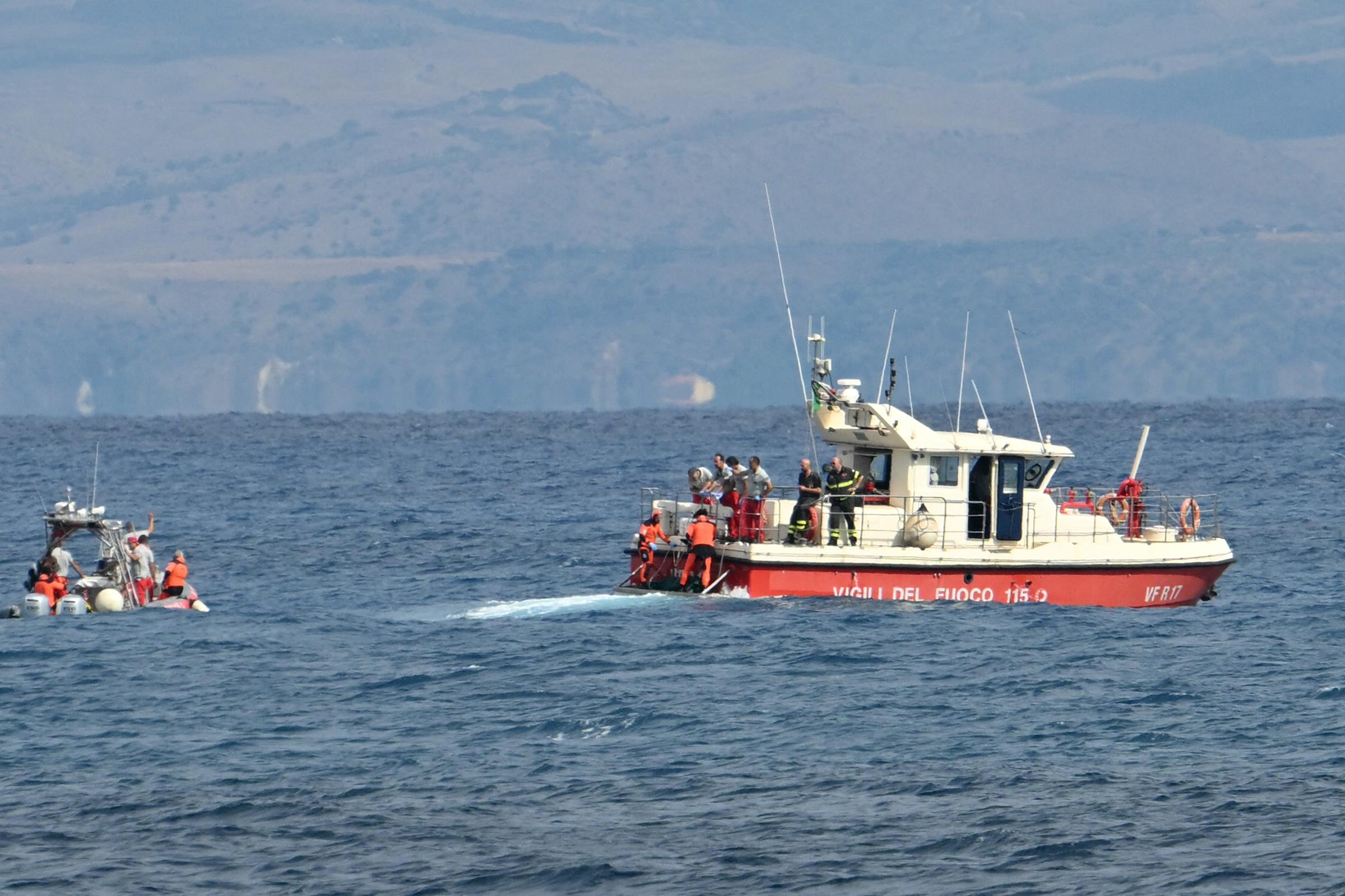 Buceadores de los Vigili del Fuoco sacan una bolsa con un cadáver del barco frente a Porticello, cerca de Palermo, el 21 de agosto de 2024 | Fuente: Getty Images