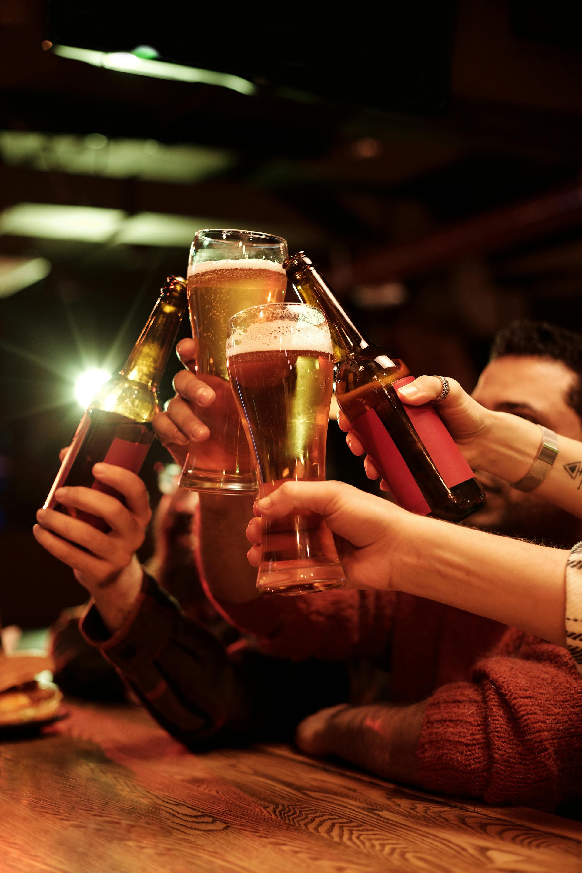 Un grupo de hombres brindando con cerveza | Fuente: Pexels