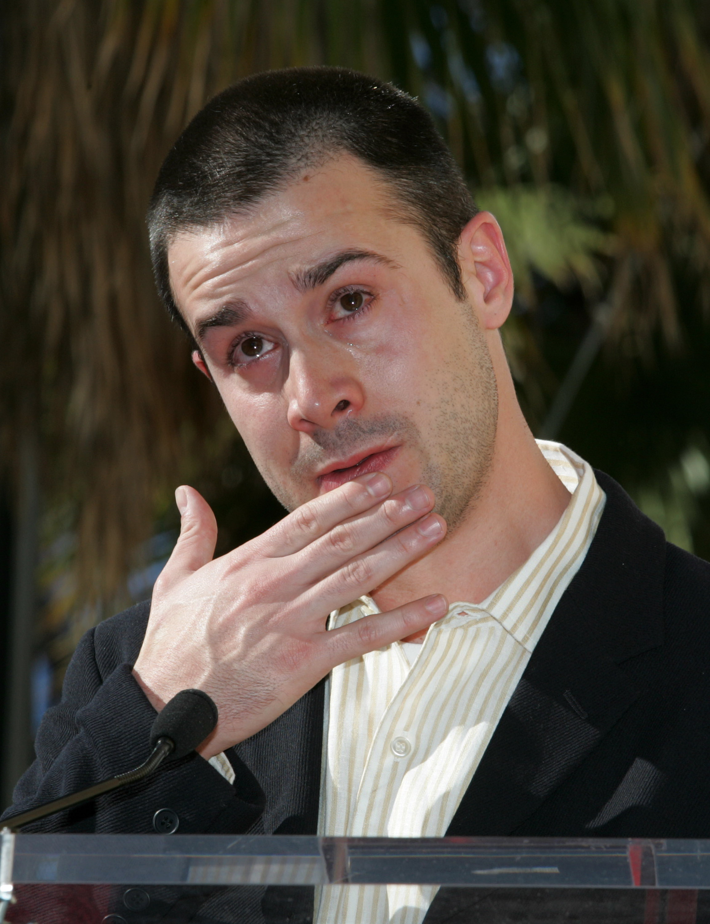 Freddie Prinze Jr. llorando mientras habla durante la ceremonia de dedicación de una estrella a Freddie Prinze en el Paseo de la Fama de Hollywood el 14 de diciembre de 2004, en Hollywood, California. | Fuente: Getty Images