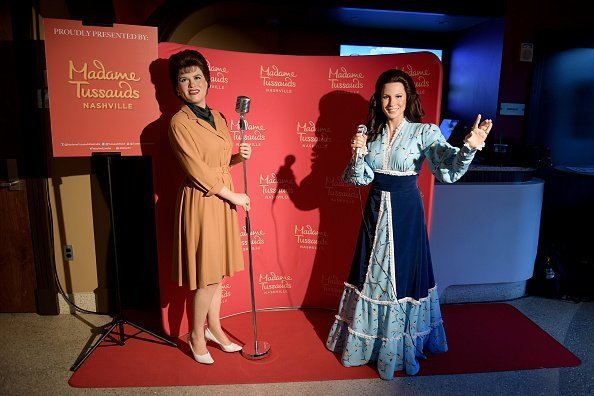 Las figuras de cera de Madame Tussauds de Patsy Cline y Loretta Lynn en el Teatro Franklin el 09 de octubre de 2019 en Franklin, Tennessee. | Foto: Getty Images