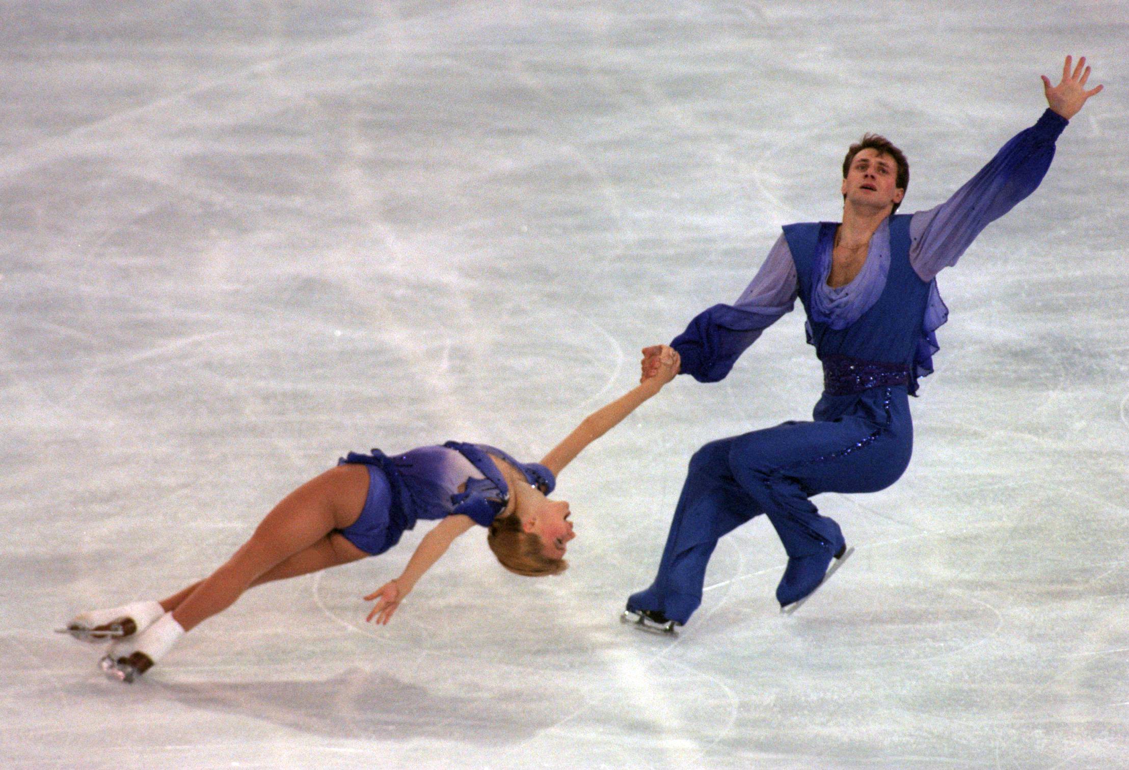 Evgenia Shishkova y Vadim Naumov de Rusia realizan su rutina de patinaje libre por parejas durante los Campeonatos Mundiales de Patinaje Artístico en el National Indoor Arena de Birmingham, Inglaterra, el 8 de marzo de 1995 | Fuente: Getty Images