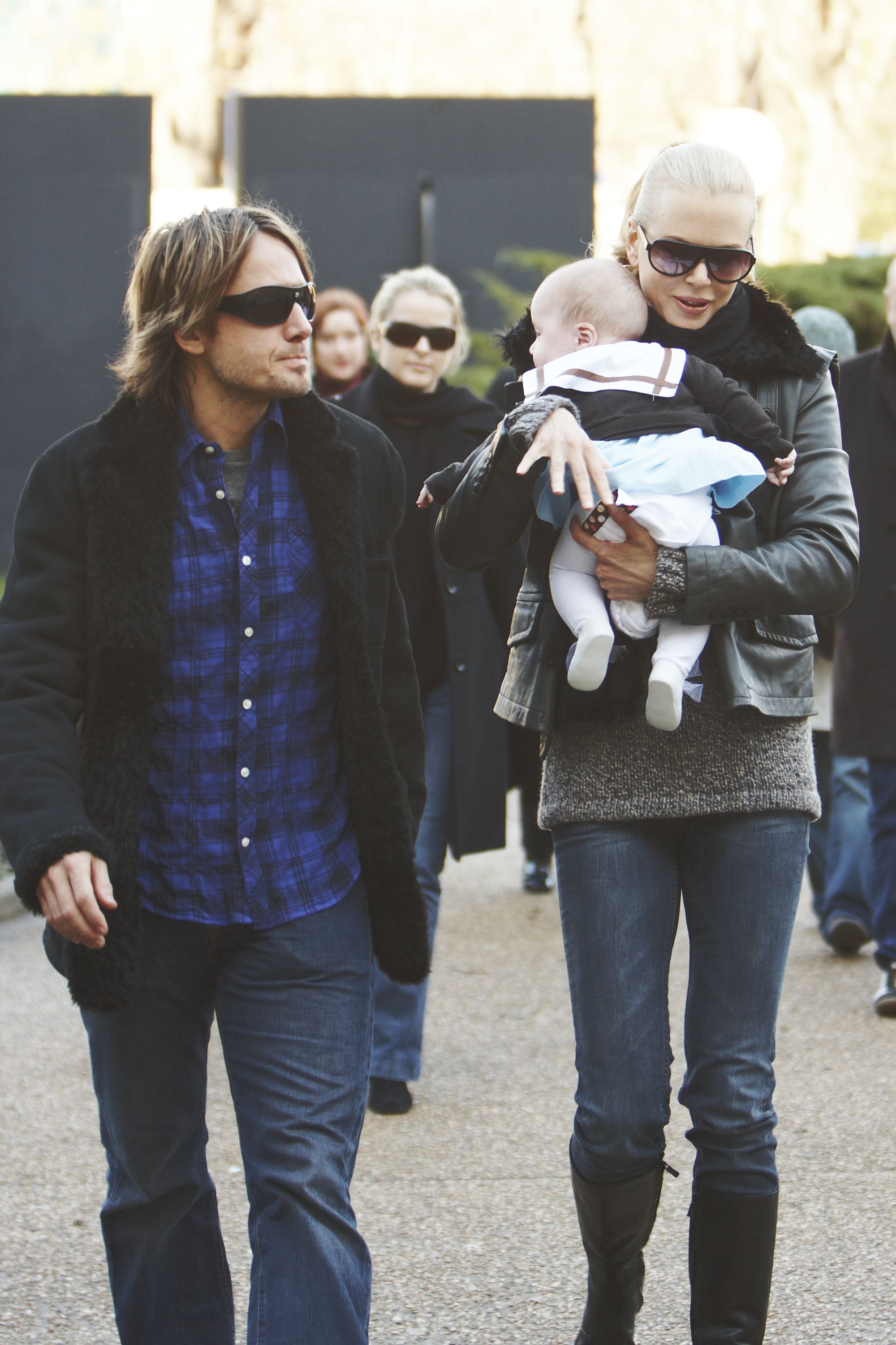 Nicole Kidman lleva en brazos a su hija, Sunday Rose, durante una visita familiar al Grand Palais de París el 2 de diciembre de 2008, con Keith Urban a su lado. Faith Margaret se uniría a la familia dos años más tarde. | Fuente: Getty Images