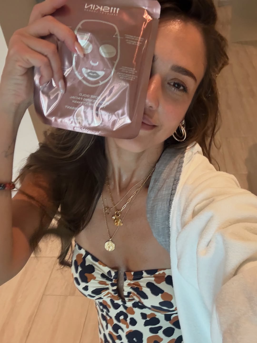 Jessica Alba luciendo una mascarilla facial mientras se toma un selfie en sus vacaciones desde su carrusel de fotos fechado el 1 de junio de 2025 | Fuente: Instagram/jessicaalba