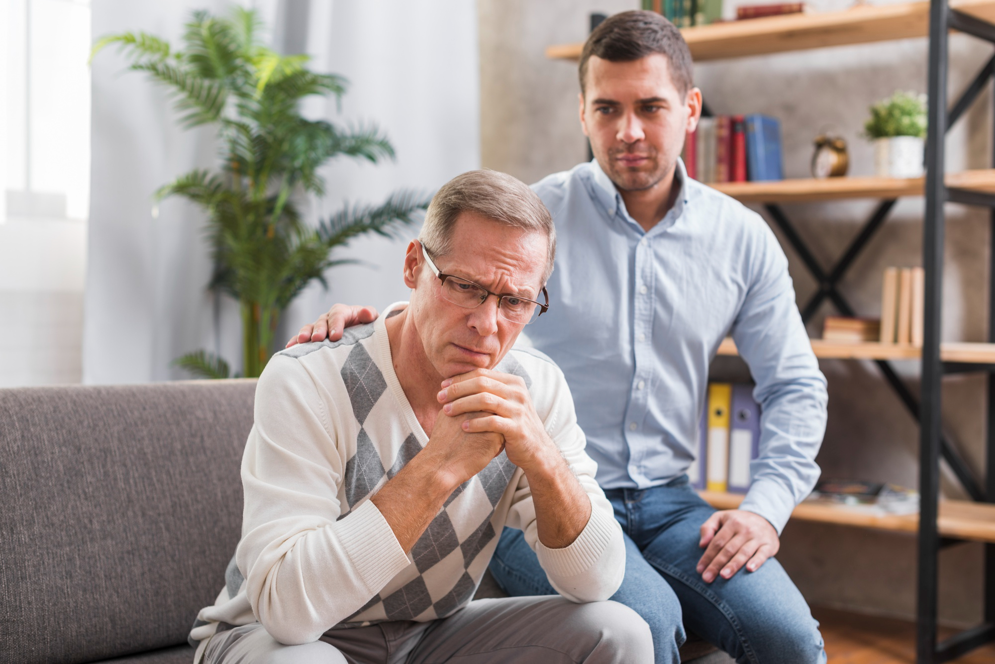 Foto de un joven consolando a su padre. | Foto: Freepik