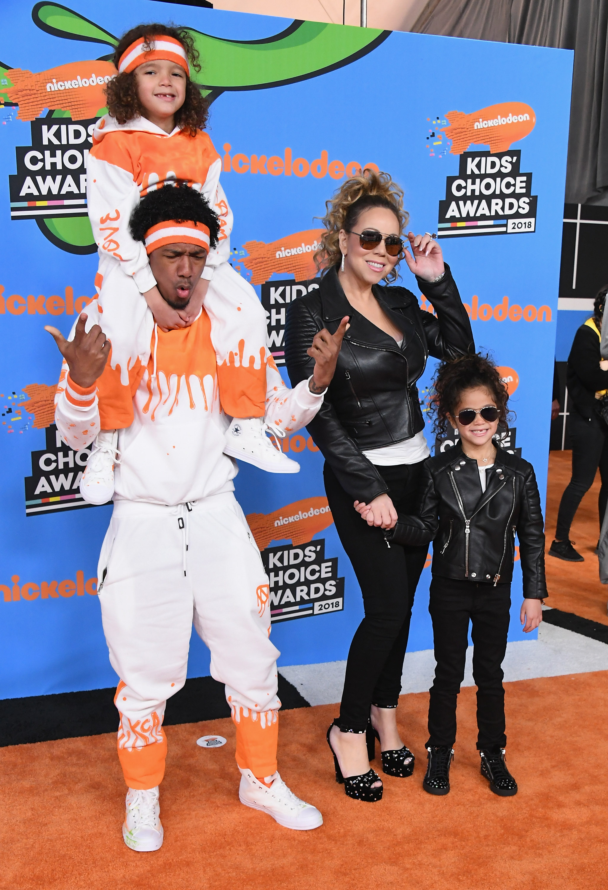 Nick Cannon combinó su look con el de Moroccan, de color naranja y blanco, en los Kids' Choice Awards de 2018, mientras que Mariah Carey y Monroe lucieron looks negros a juego, lo que convirtió su aparición en familia en un momento de moda muy divertido. | Fuente: Getty Images