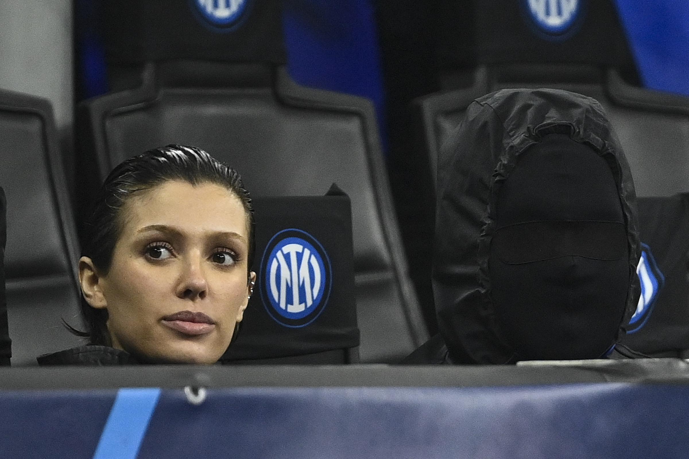 Bianca Censori y Kanye West durante el partido de ida de octavos de final de la Liga de Campeones de la UEFA 2023/24 entre el FC Internazionale y el Atlético de Madrid en el Estadio Giuseppe Meazza el 20 de febrero de 2024, en Milán, Italia. | Fuente: Getty Images