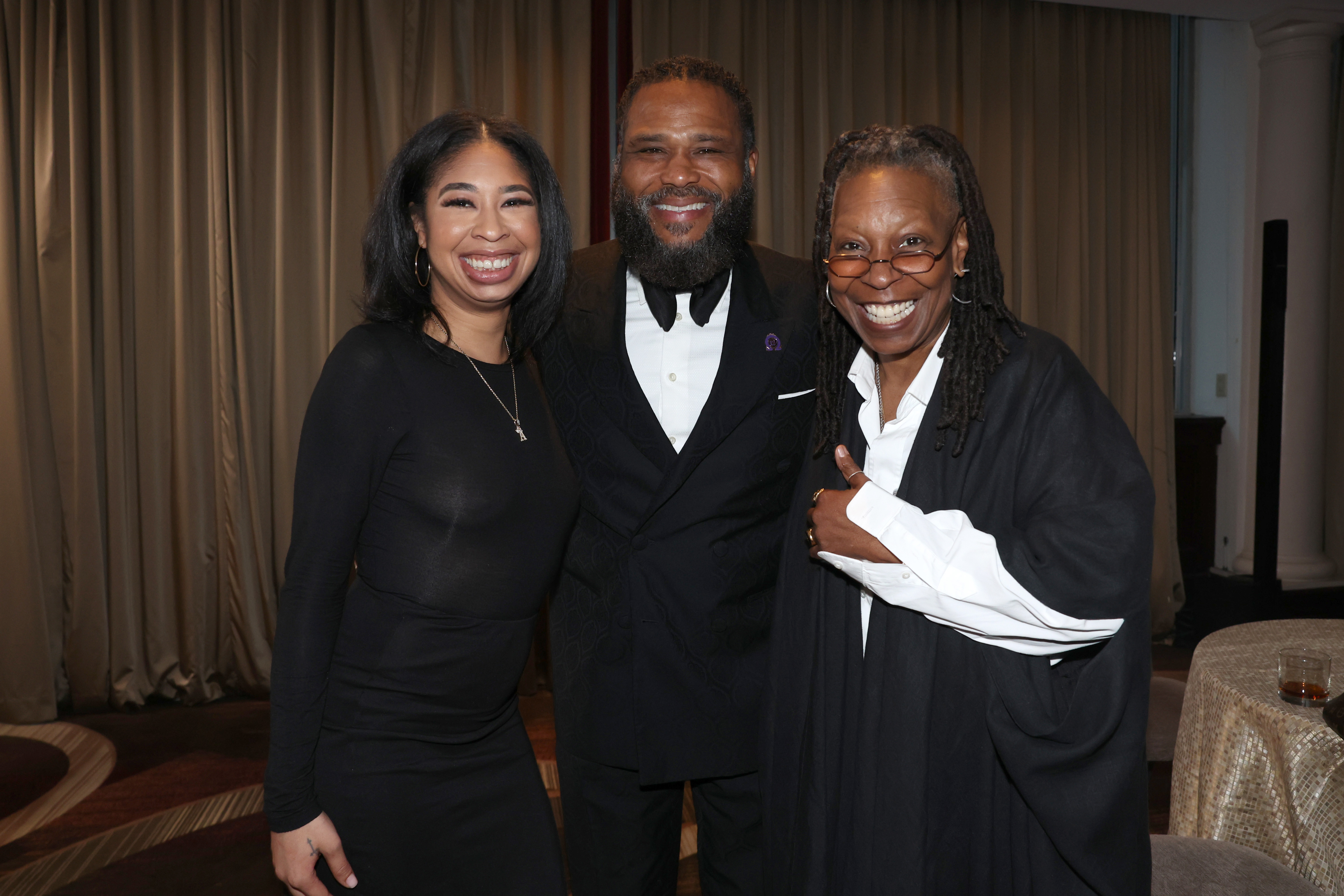 Amarah Dean, Anthony Anderson y Whoopi Goldberg asisten a los Premios Keepers Of The Dream de la Red de Acción Nacional 2024 el 10 de abril de 2024 | Fuente: Getty Images