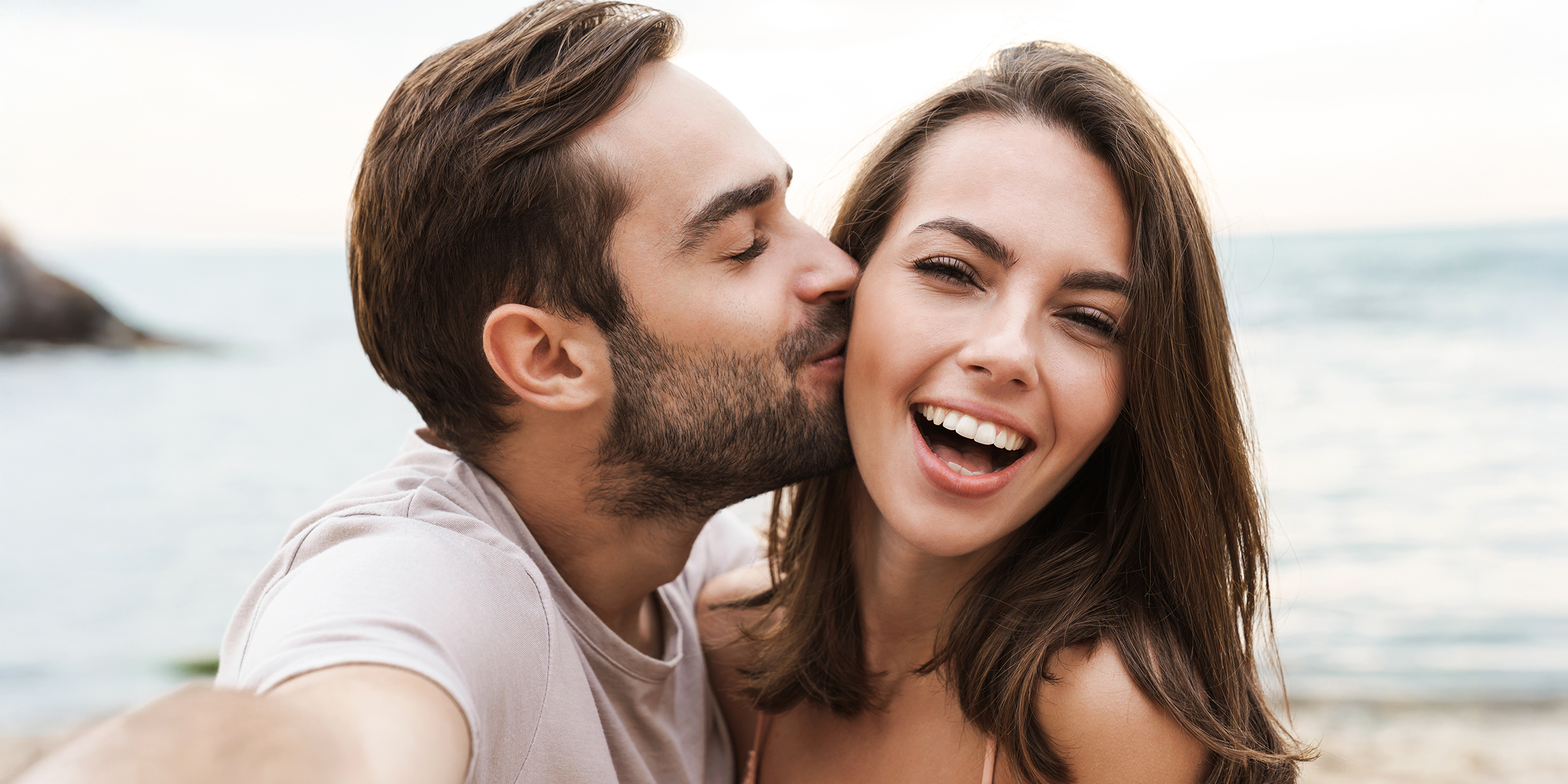 Una joven pareja sonriente | Fuente: Shutterstock