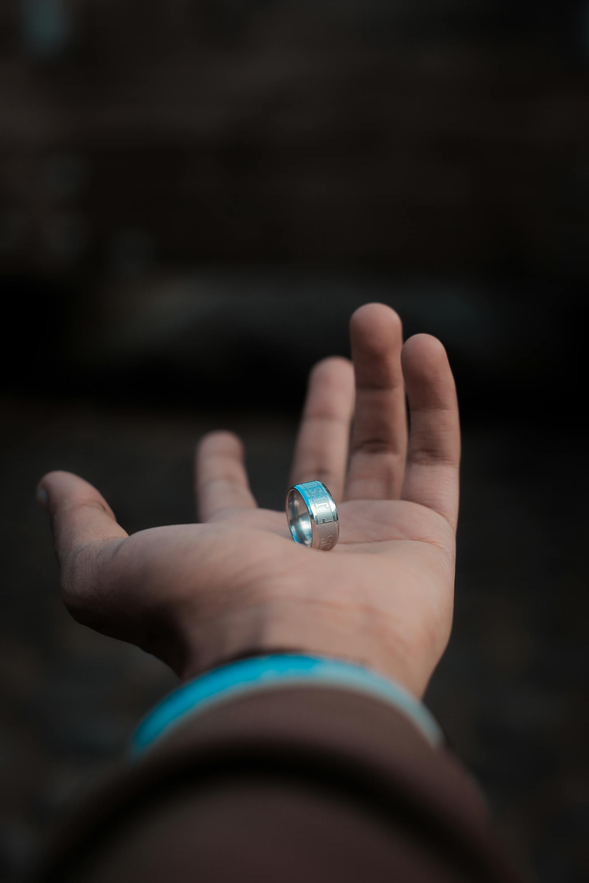 Un hombre mostrando un anillo sencillo | Fuente: Pexels