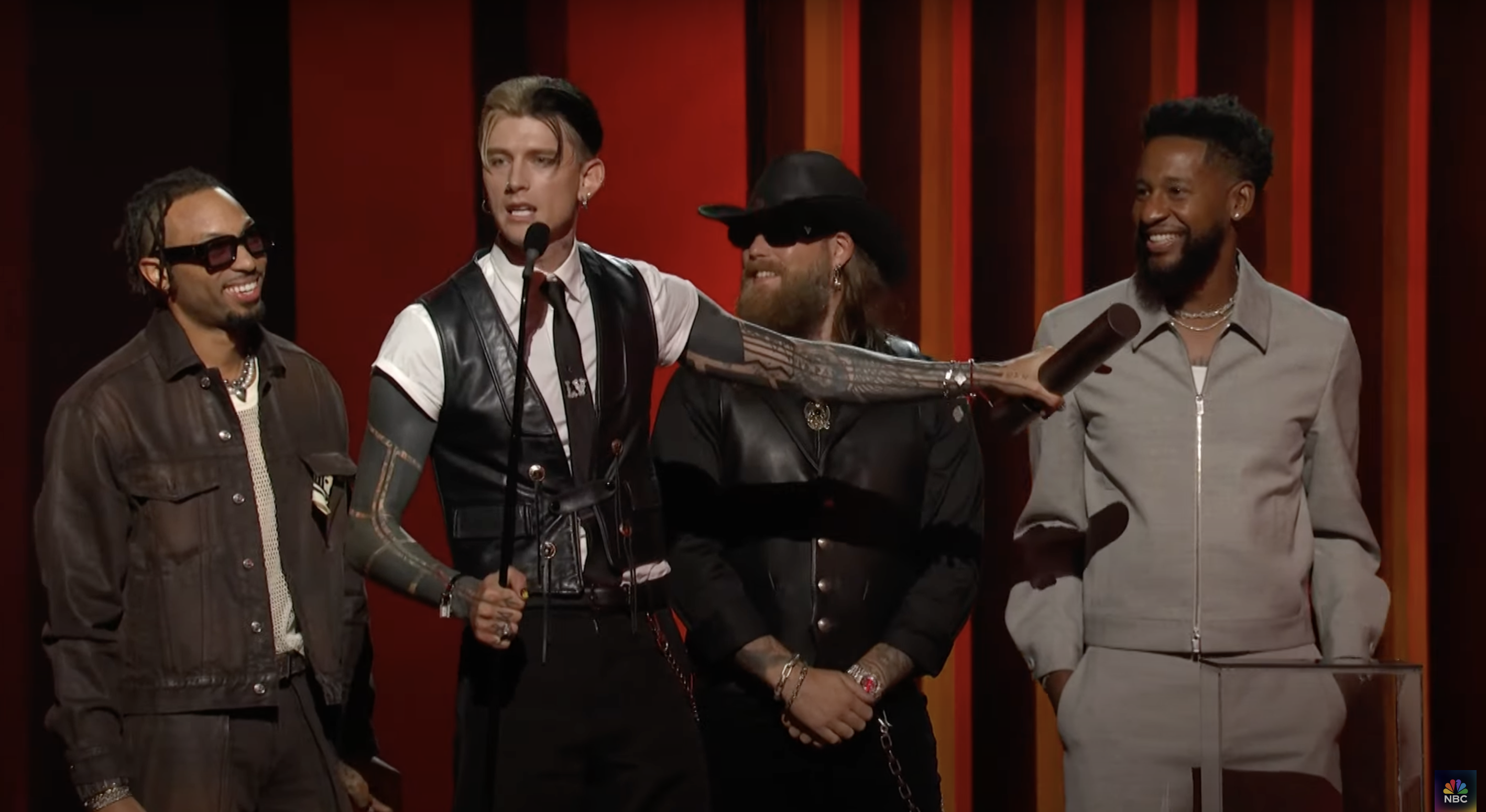 Machine Gun Kelly acepta su premio en el escenario durante los People's Choice Country Awards 2024 | Fuente: YouTube/NBC