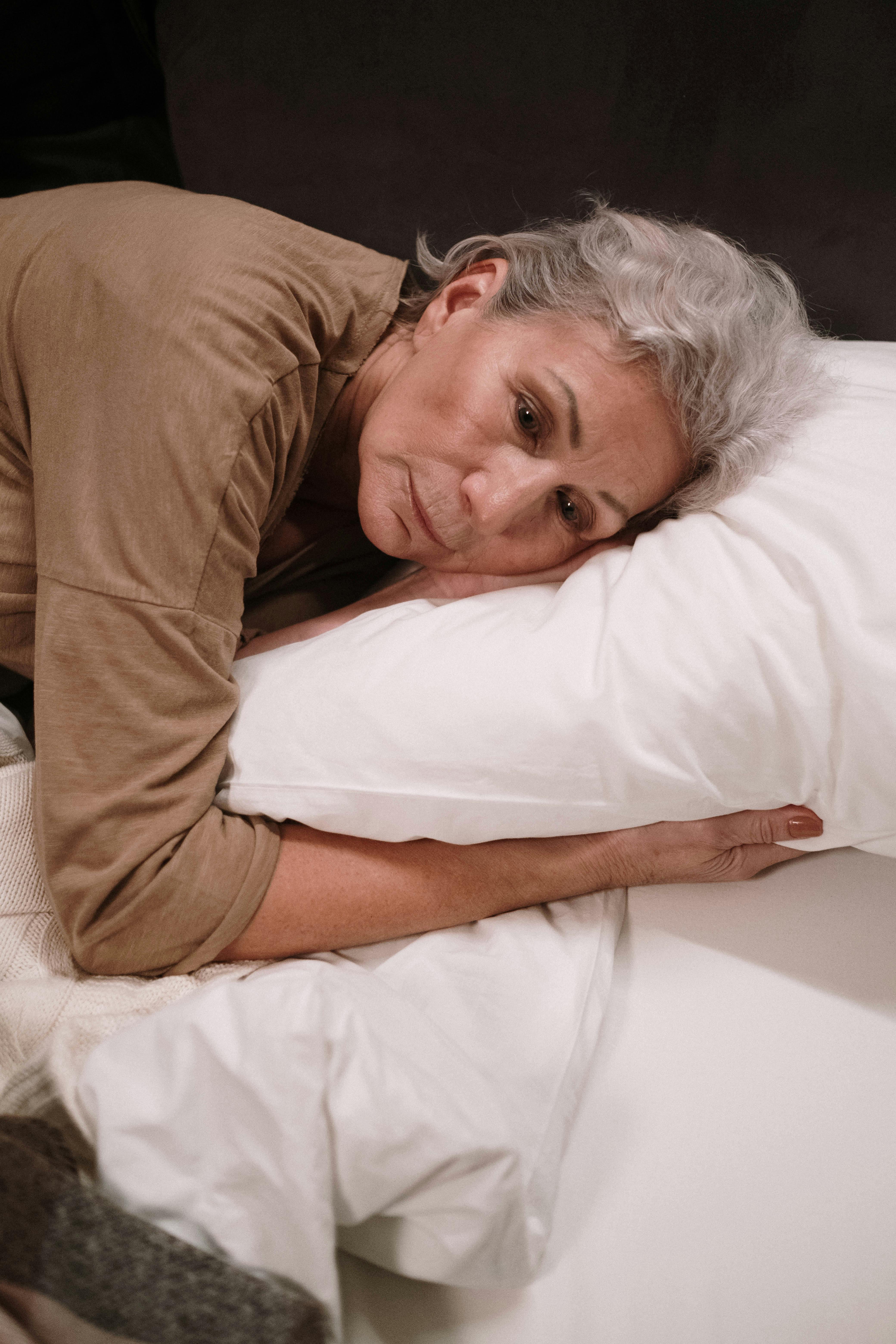 Mujer contemplando mientras está en la cama | Foto: Pexels