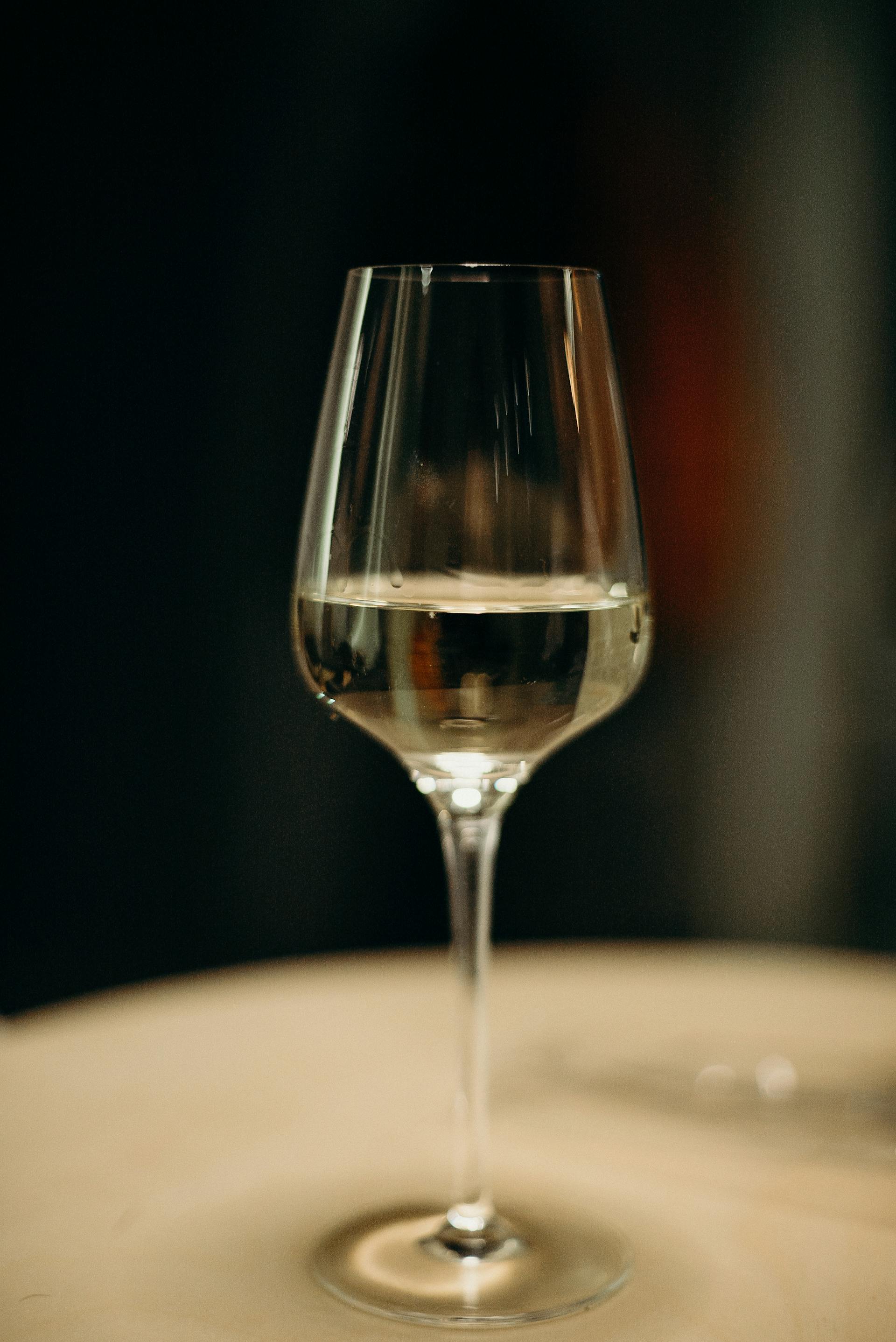 Una copa de vino sobre una mesa | Fuente: Pexels