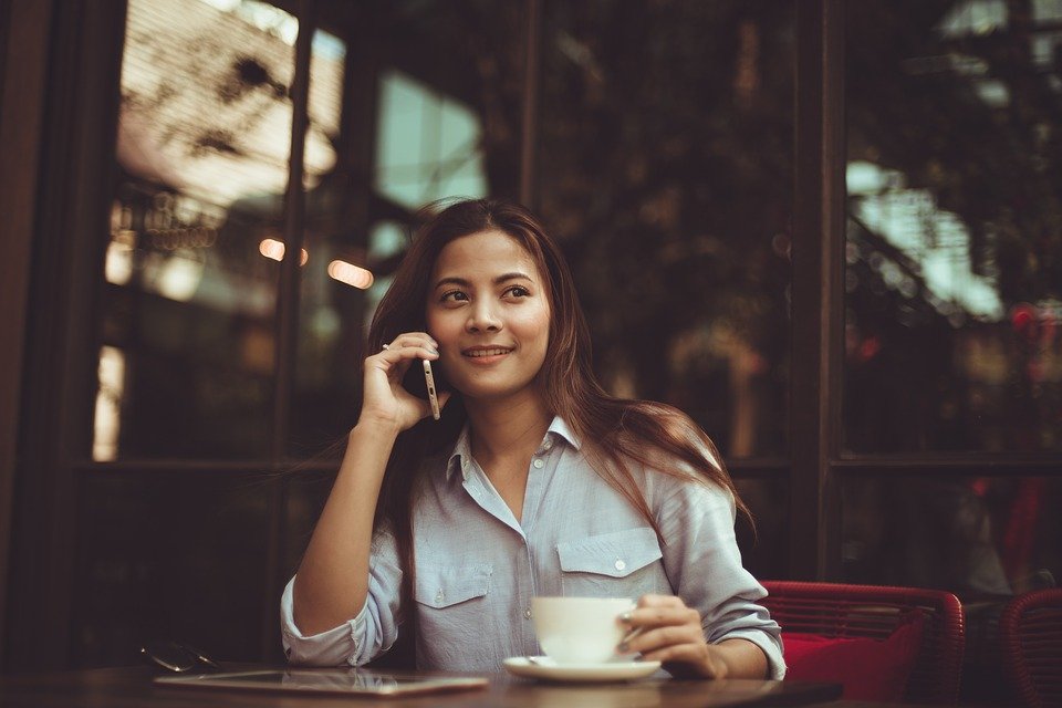 Mujer hablando por teléfono | Foto: Pixabay