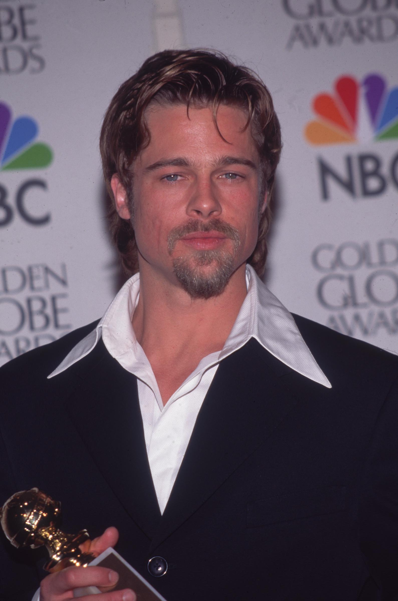 Brad Pitt sostiene su Globo de Oro al Mejor Actor Secundario el 1 de enero de 1996, en Los Ángeles, California. | Fuente: Getty Images