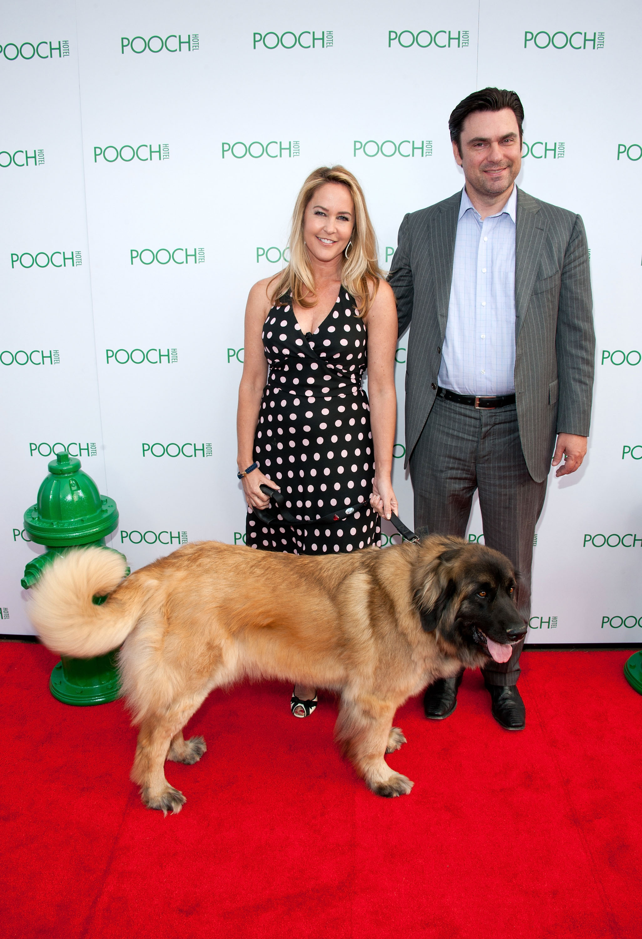 Erin Murphy, su esposo Darren Dunckel, y su perro Zuma en la Gran Inauguración del Pooch Hotel Hollywood el 3 de mayo de 2012, en Hollywood, California | Fuente: Getty Images