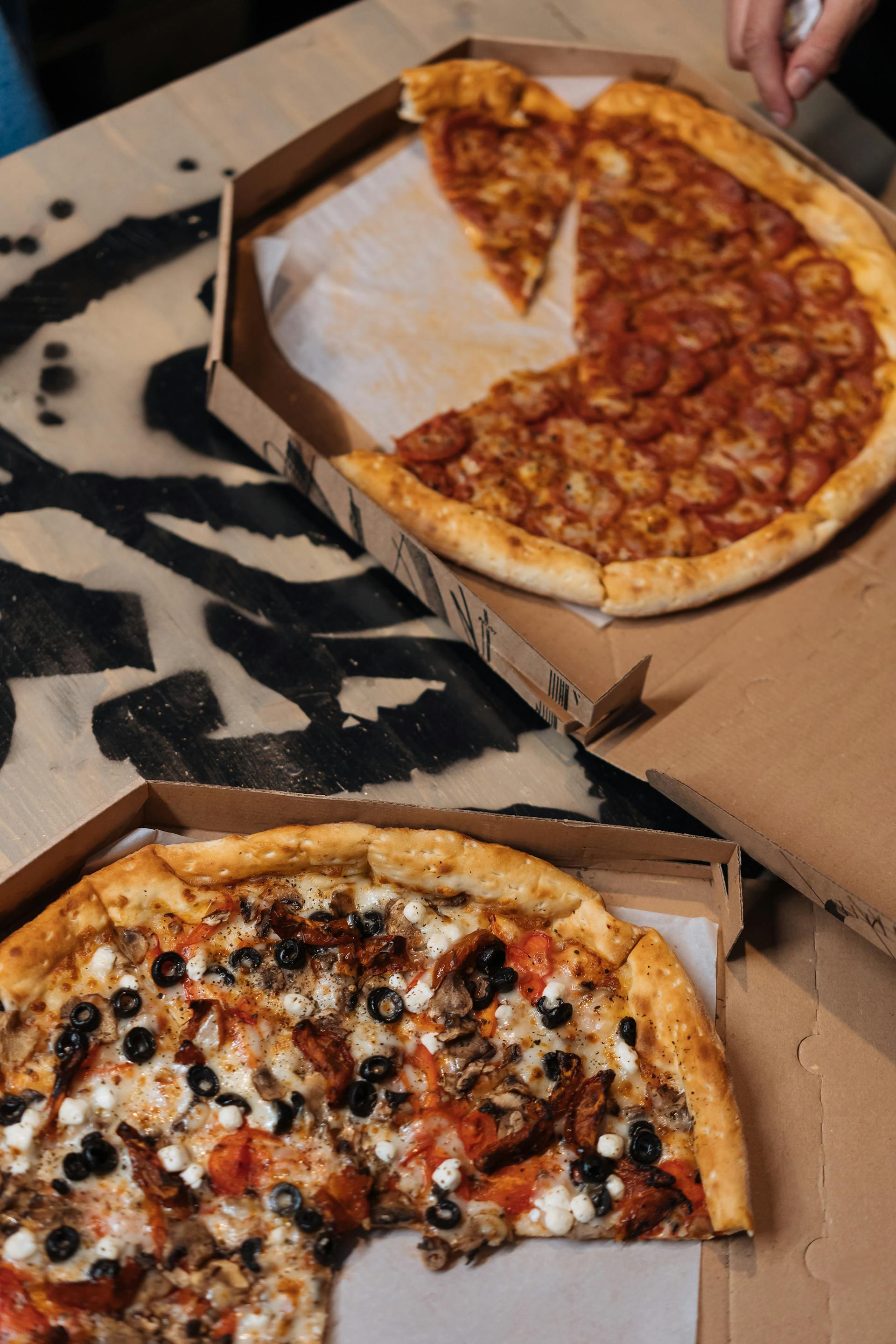 Cajas de pizza sobre una mesa | Fuente: Pexels