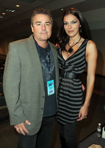 El actor fotografiado con Adrianne Curry en el Centro de Convenciones de Los Ángeles el 9 de abril de 2011 en Los Ángeles, California | Fuente: Getty Images