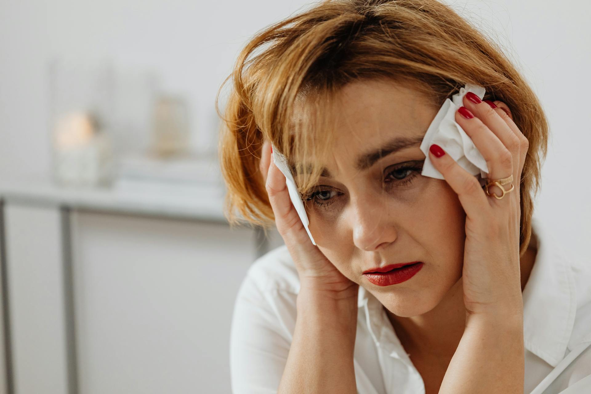 Mujer angustiada sujetando papel de seda | Fuente: Pexels