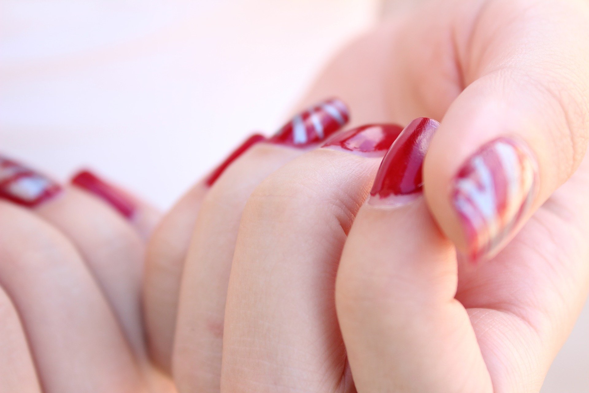 Acercamiento de uñas de mujer pintadas. | Foto: Pixabay