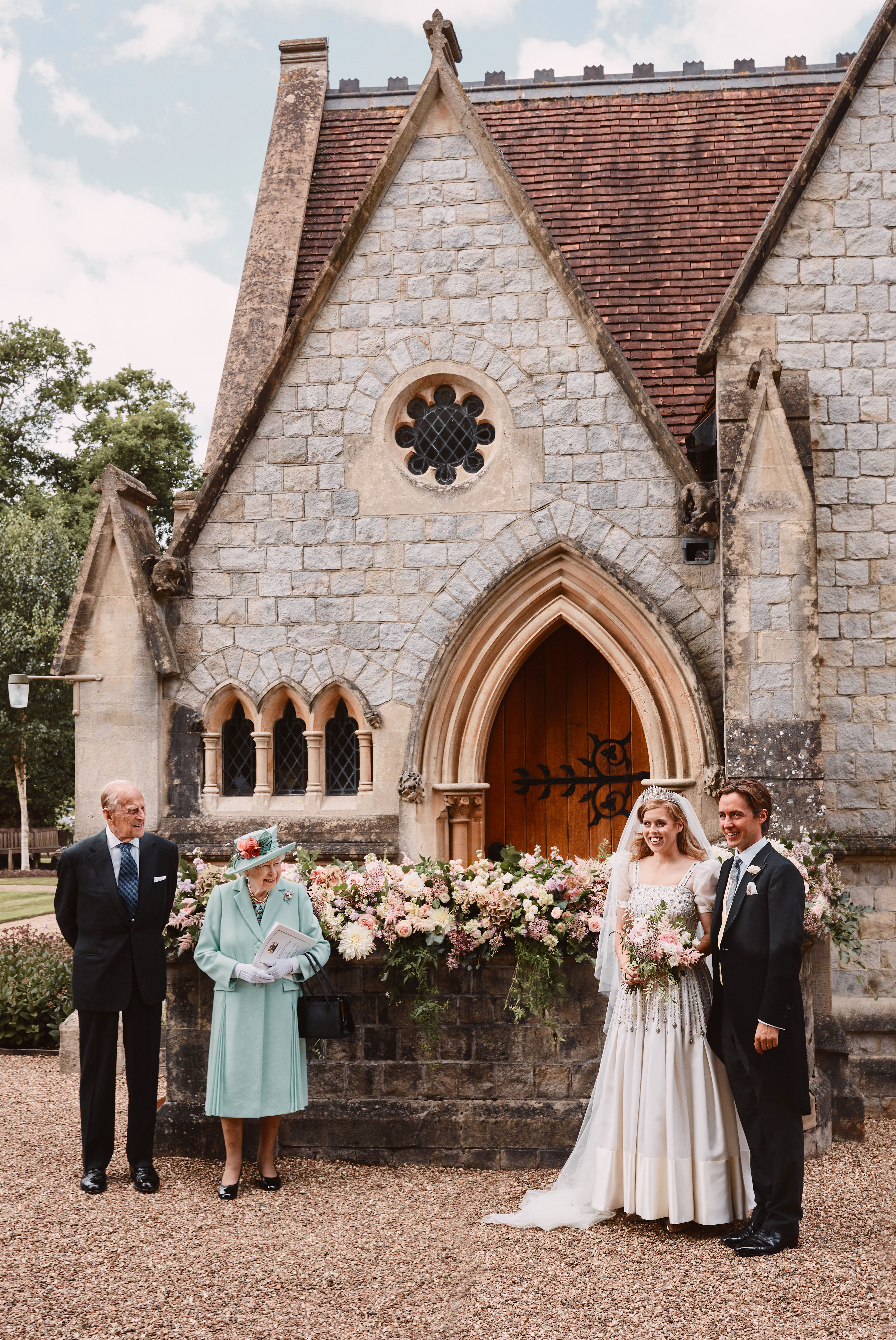 La princesa Beatrice y Edoardo Mapelli Mozzi en el exterior de la Capilla Real de Todos los Santos en Royal Lodge, Windsor, después de su boda, con la reina Elizabeth II y el príncipe Phillip, duque de Edimburgo, el 18 de julio de 2020, en Inglaterra. | Foto: Getty Images