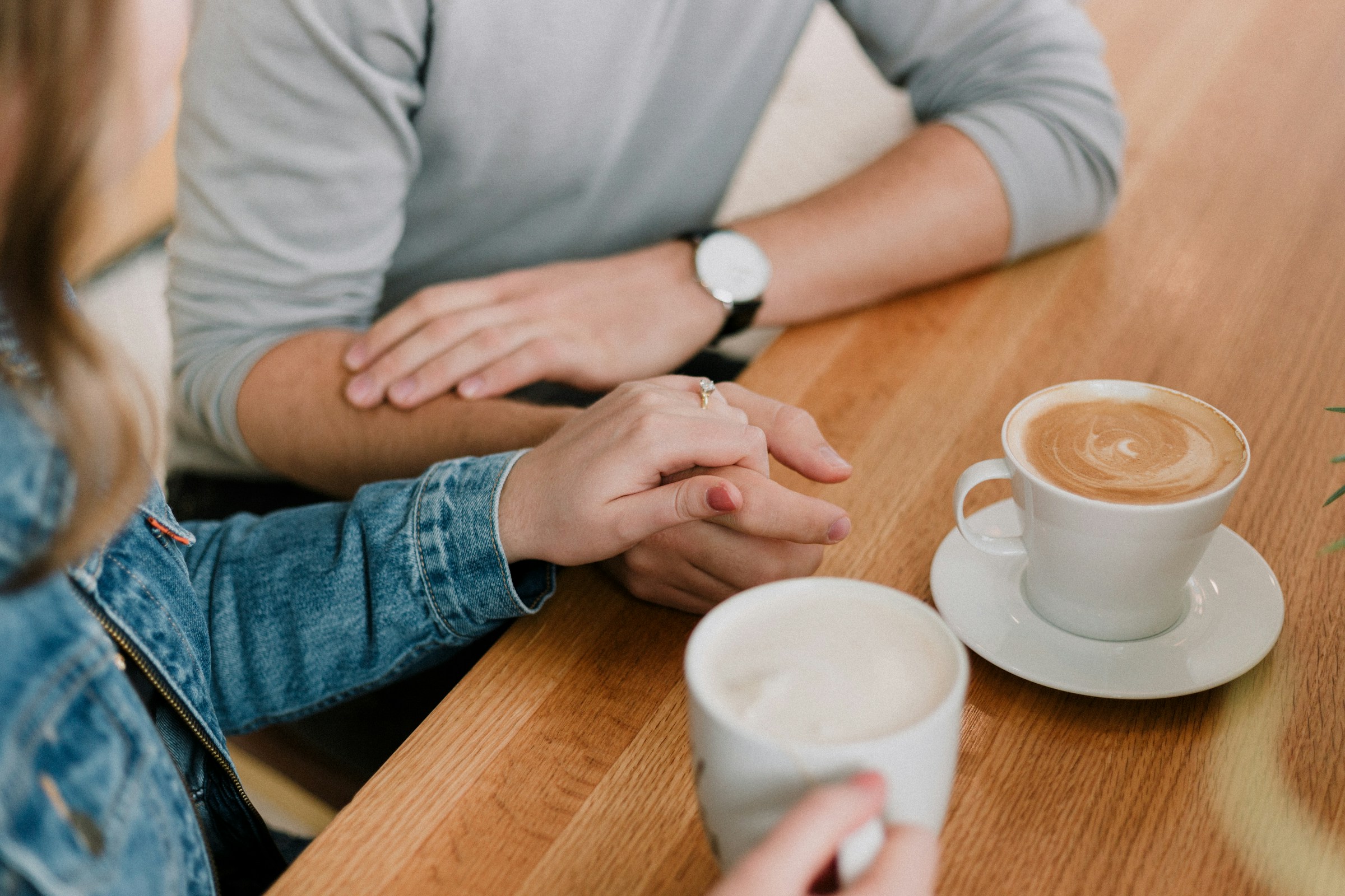 Primer plano de una pareja hablando mientras toma un café | Fuente: Unsplash