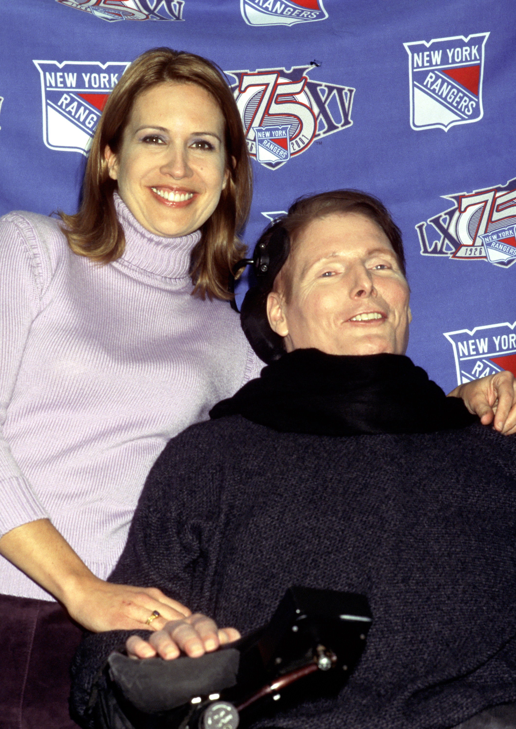 Dana y Christopher Reeve durante el partido de hockey de famosos SuperSkate 2001 en el Madison Square Garden de Nueva York | Foto: Getty Images