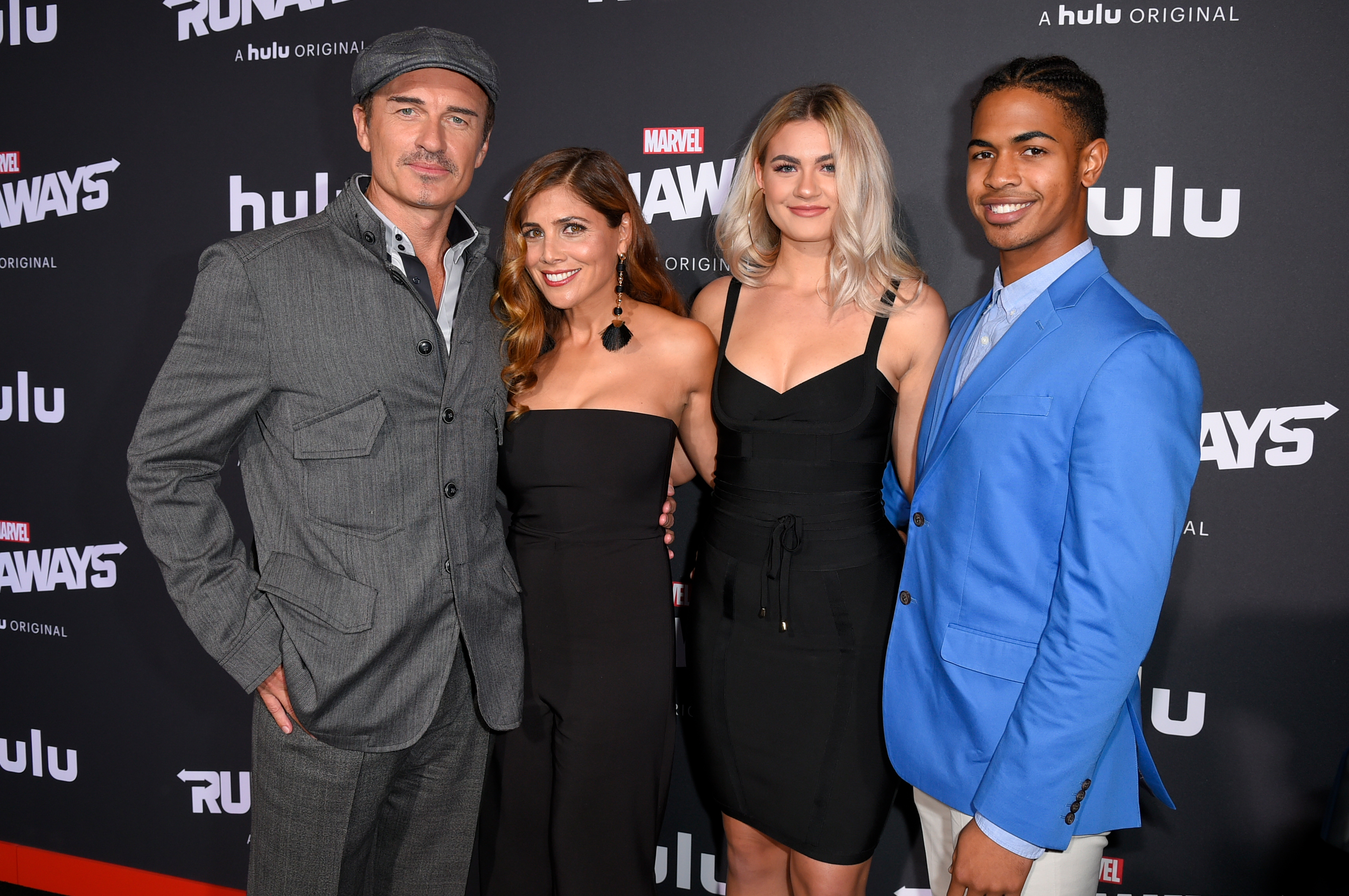Julian McMahon, Kelly Paniagua e invitados durante el estreno de la película "Runaways" el 16 de noviembre de 2017 en Los Ángeles, California | Fuente: Getty Images