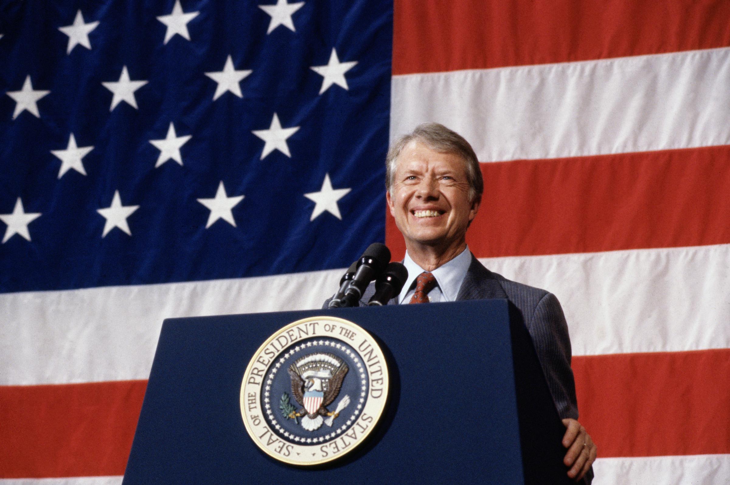 El presidente Jimmy Carter se dirige a una asamblea municipal en Elk City, Oklahoma, en marzo de 1979. | Fuente: Getty Images