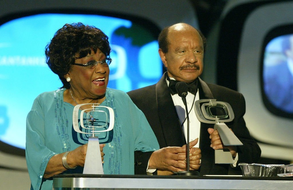 La actriz Isabel Sanford y el actor Sherman Hemsley en la 2da. Entrega Anual de 'TV Land Awards' celebrada el 7 de marzo de 2004. | Foto: Getty Images