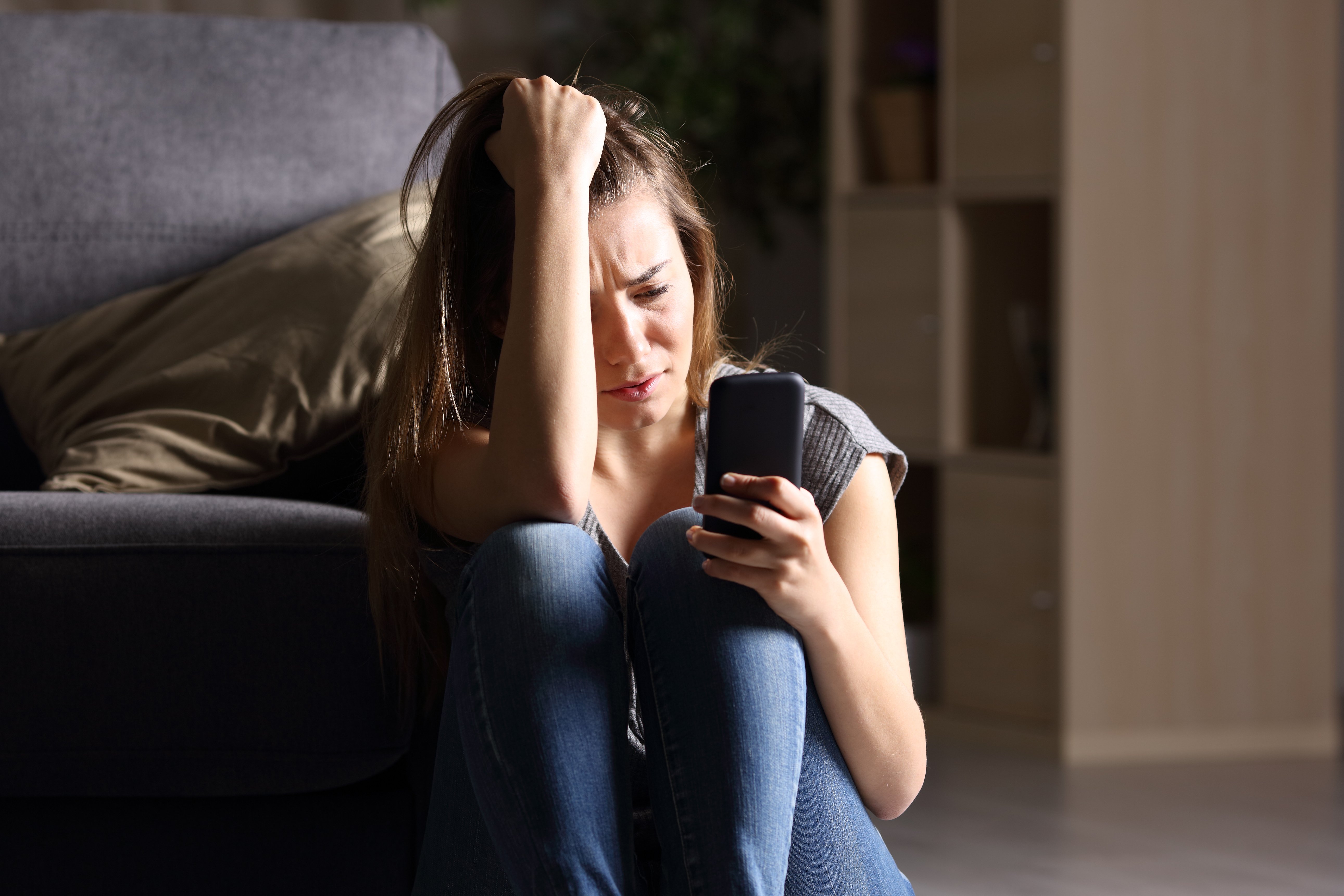 Joven desesperada hablando por teléfono. | Foto: Shutterstock