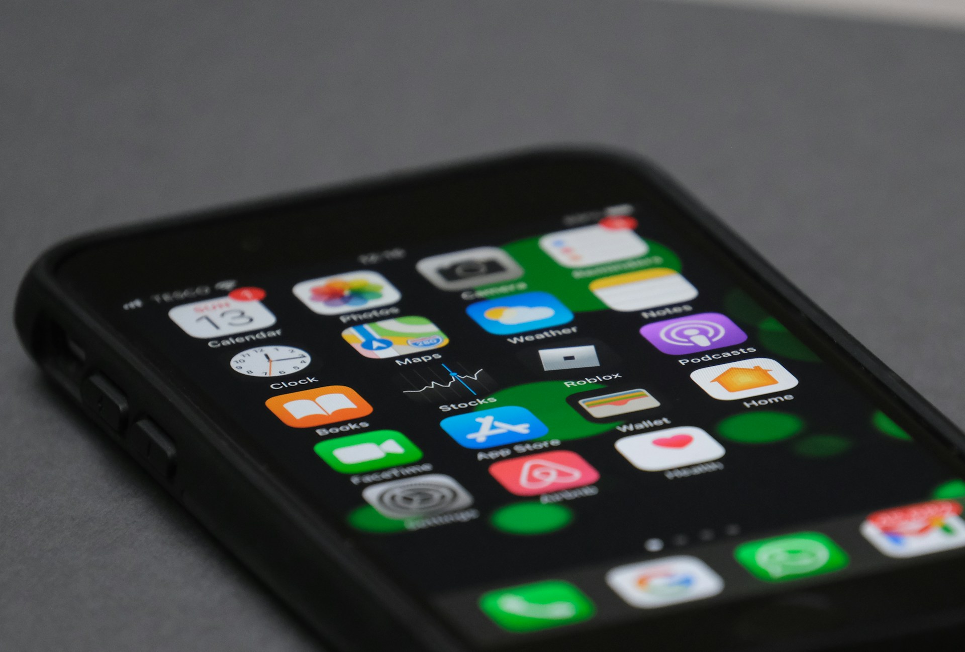 Primer plano de un teléfono | Fuente: Unsplash