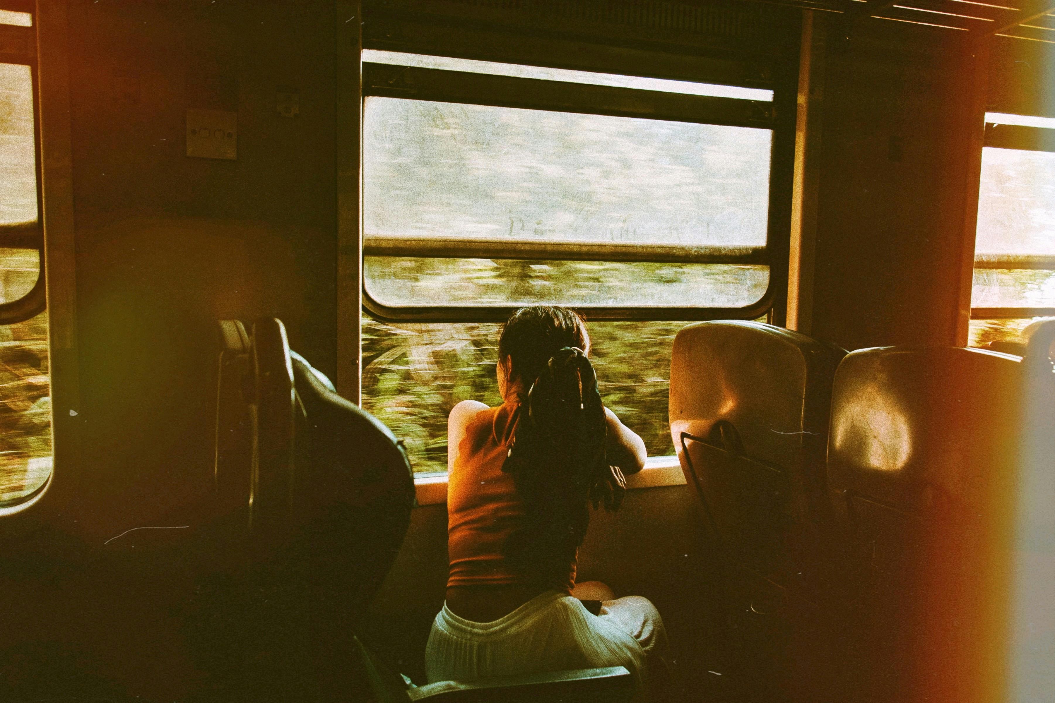 Una mujer viaja en tren | Foto: Pexels