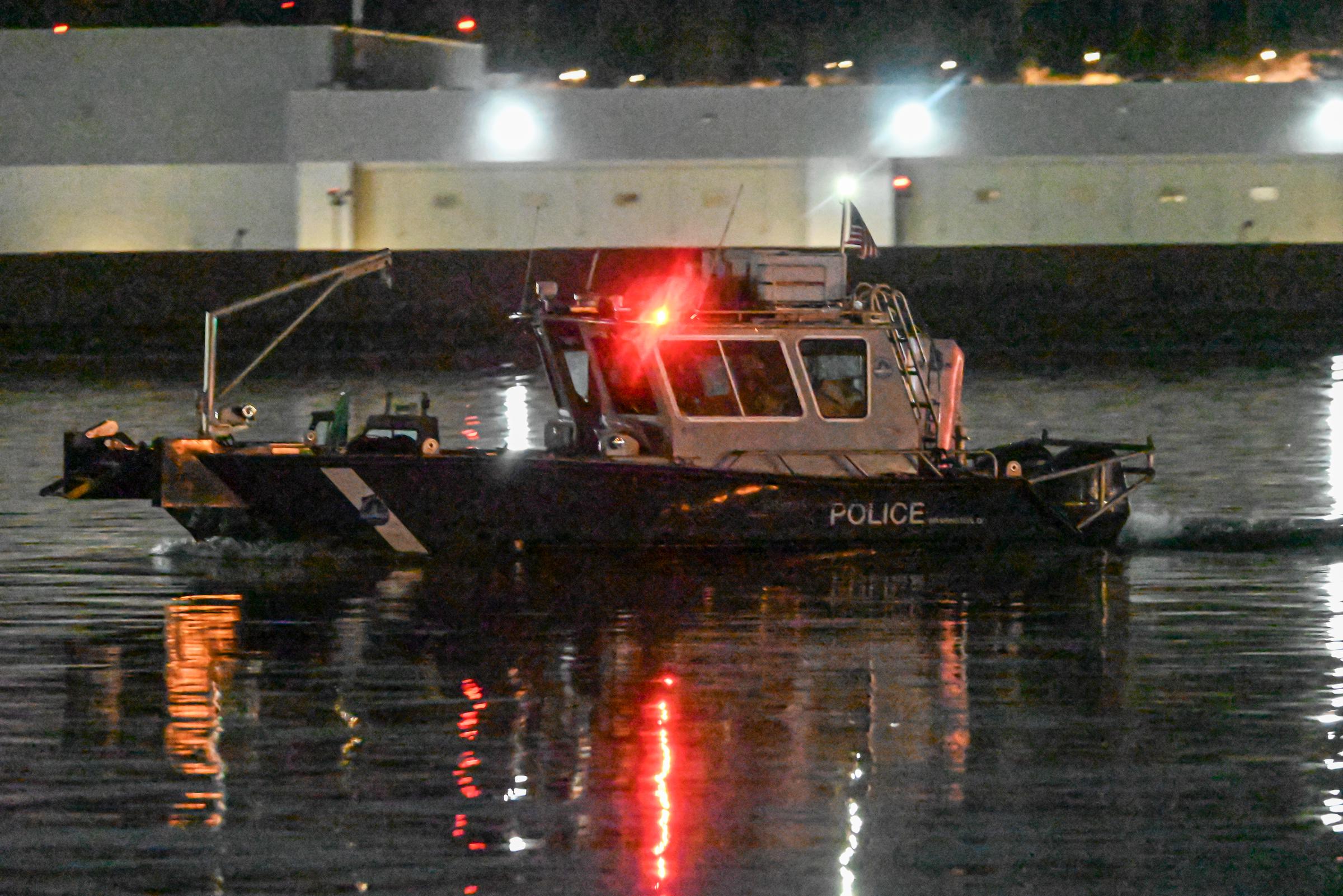 Un barco de la policía patrulla el lugar del accidente aéreo en Washington, D.C., el 30 de enero de 2025. | Fuente: Getty Images