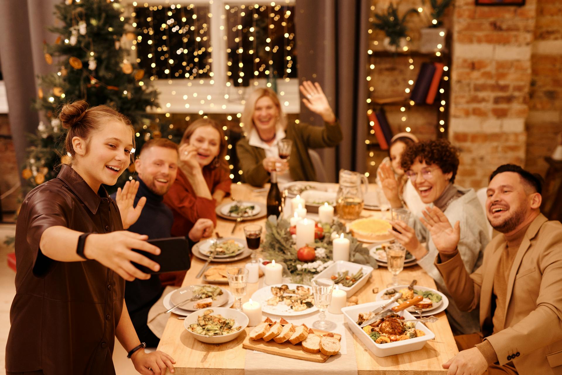 Una alegre familia en una cena festiva | Fuente: Pexels