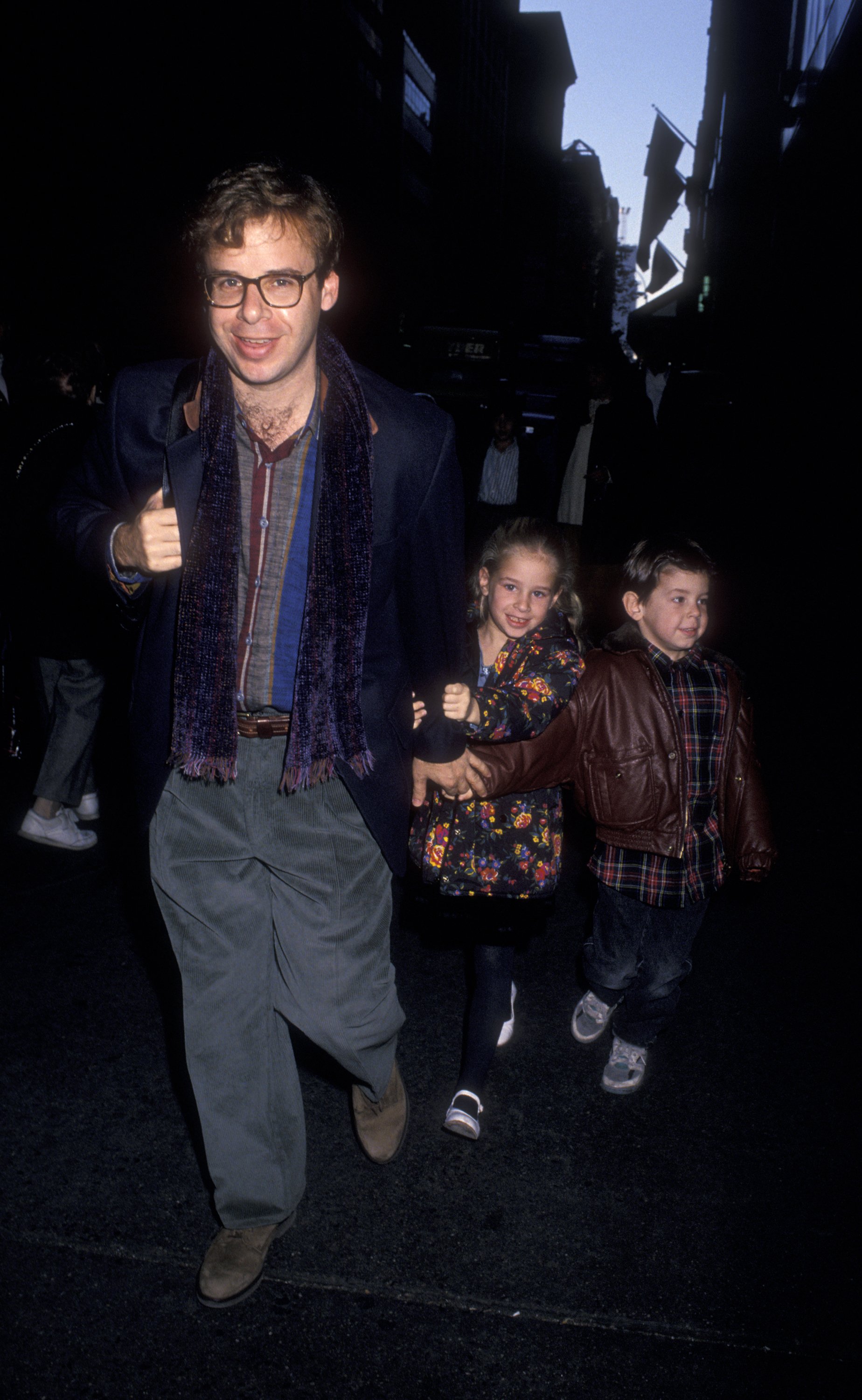 El actor Rick Moranis y los niños asisten al estreno de El Cascanueces el 21 de noviembre de 1993 en el Teatro Ziegfeld en la ciudad de Nueva York. | Foto: Getty Images