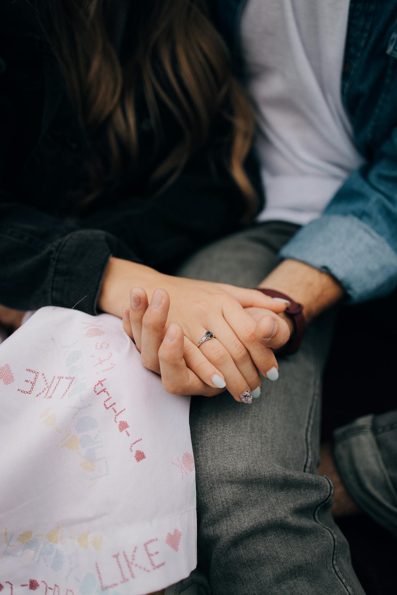 Una pareja cogida de la mano | Fuente: Pexels