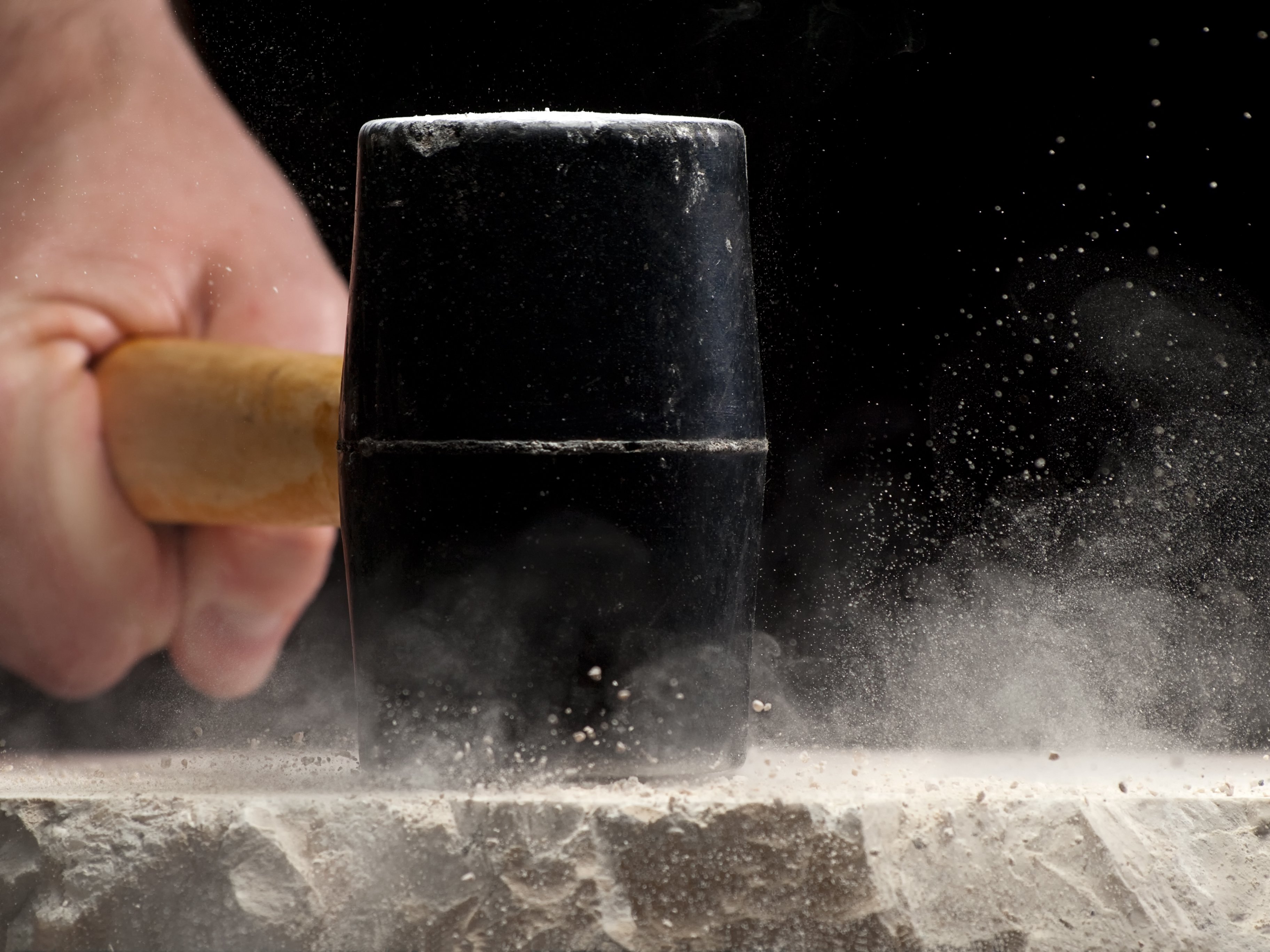 Hombre rompiendo concreto con martillo. | Foto: Shutterstock