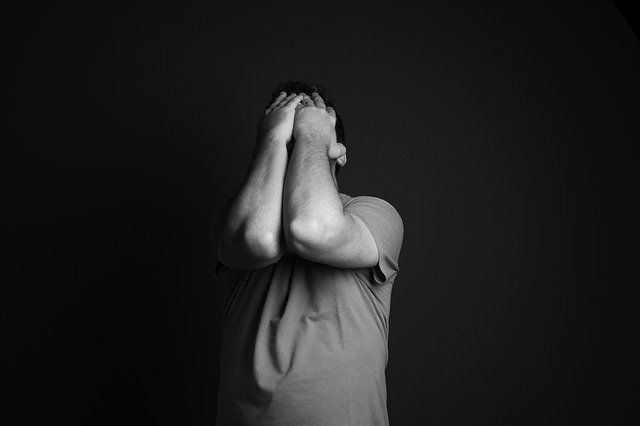 Retrato de un hombre aparentemente angustiado o frustrado. | Foto: Pixabay