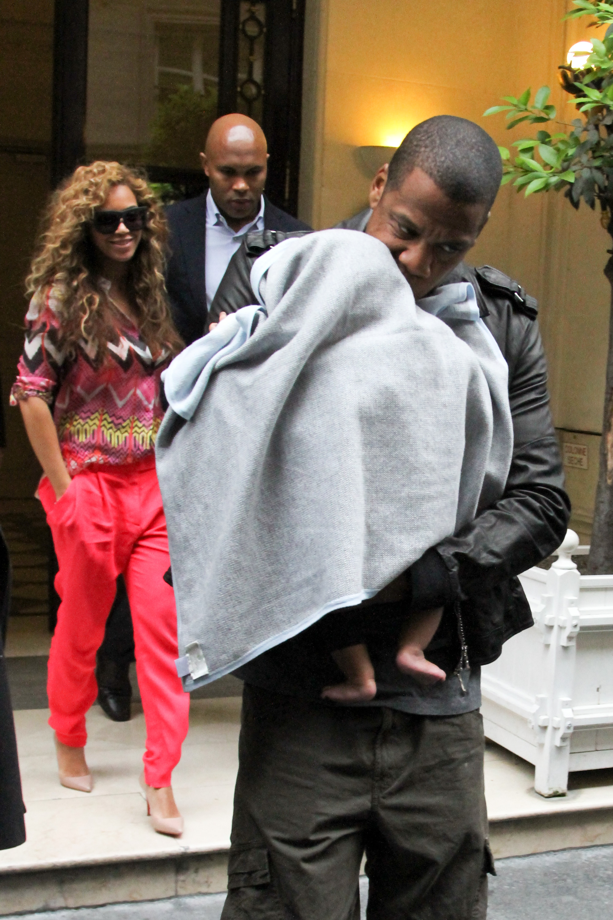 Beyoncé, Jay Z y su bebé Blue Ivy Carter vistos el 4 de junio de 2012 en París, Francia | Foto: Getty Images