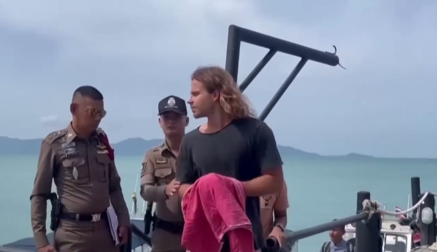 Daniel Sancho junto a autoridades tailandesas. | Fuente: Youtube/ Global News