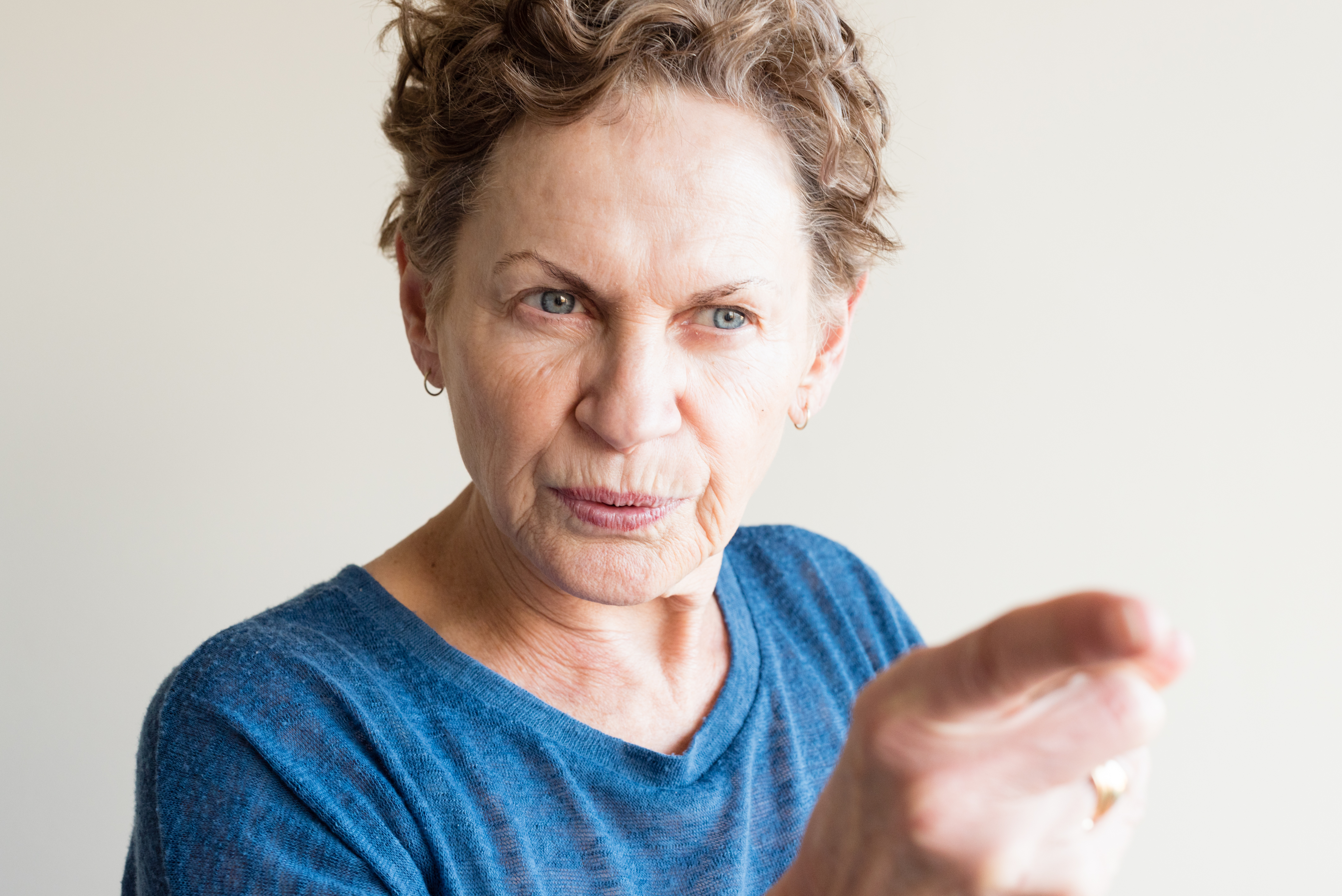 Una anciana señalando con el dedo en señal de ira | Foto: Shutterstock