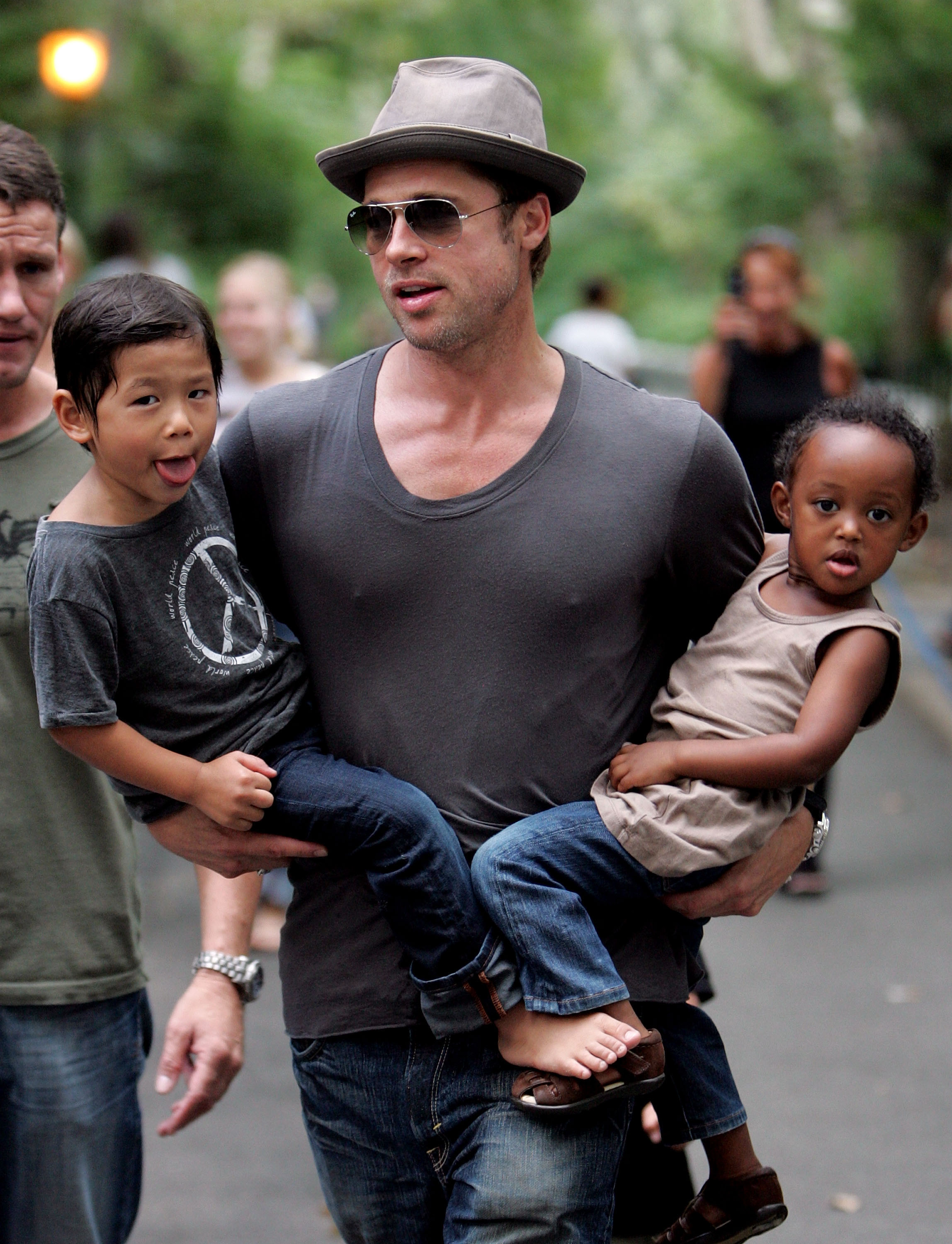 Brad Pitt visita un parque infantil con sus hijos Zahara Jolie-Pitt, Pax Jolie-Pitt y Maddox Jolie-Pitt en Nueva York el 26 de agosto de 2007. | Foto: Getty Images