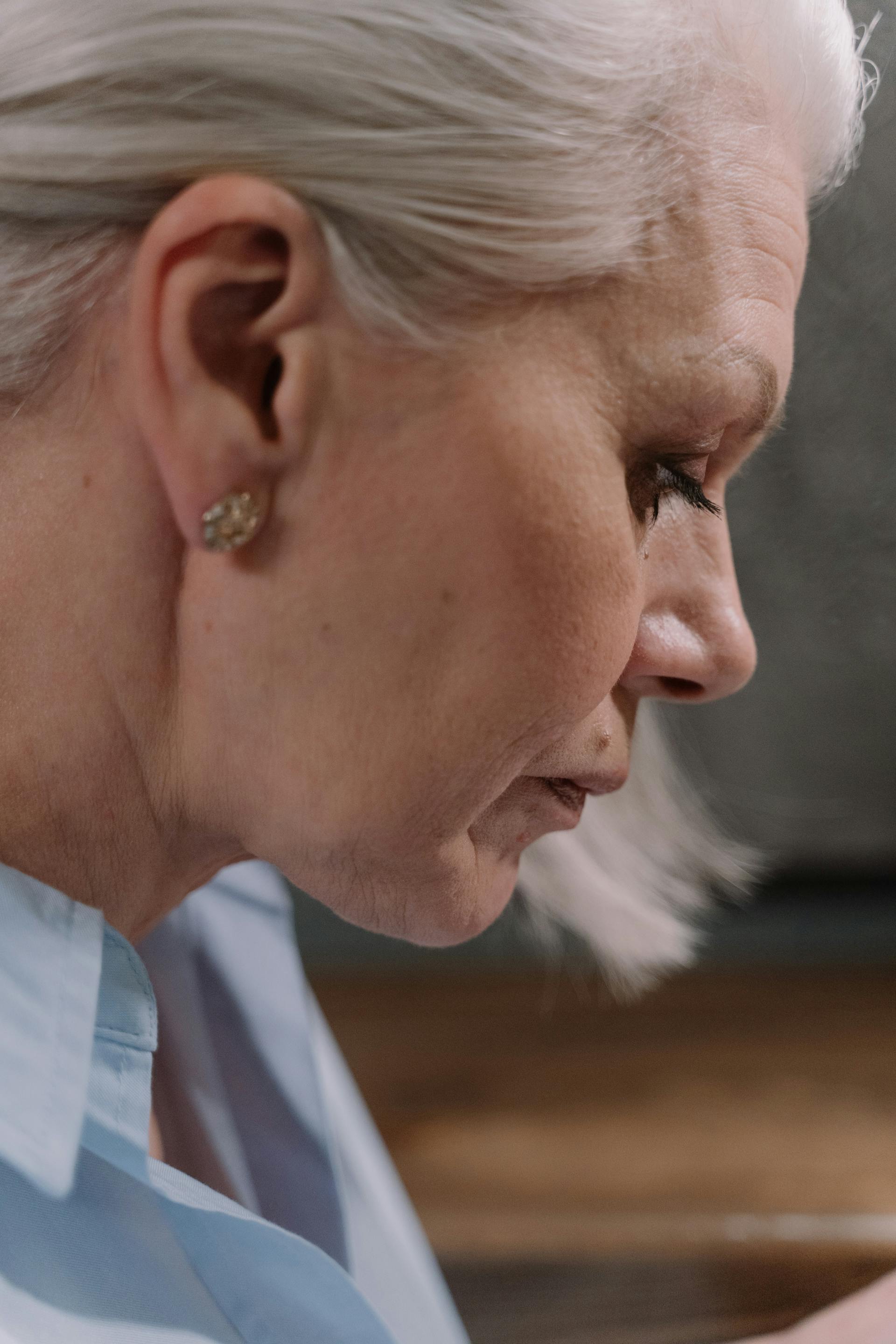 Una mujer evita el contacto visual | Fuente: Pexels