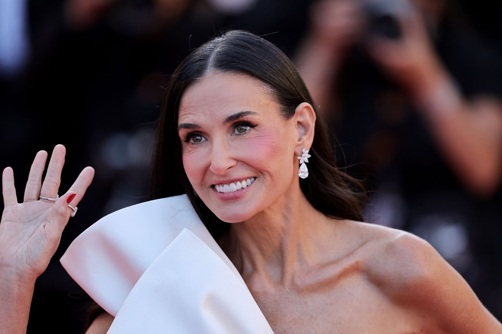 Demi Moore en la alfombra roja de la ceremonia de clausura de la 77ª edición del Festival de Cine de Cannes, el 25 de mayo de 2024, en Francia. | Fuente: Getty Images