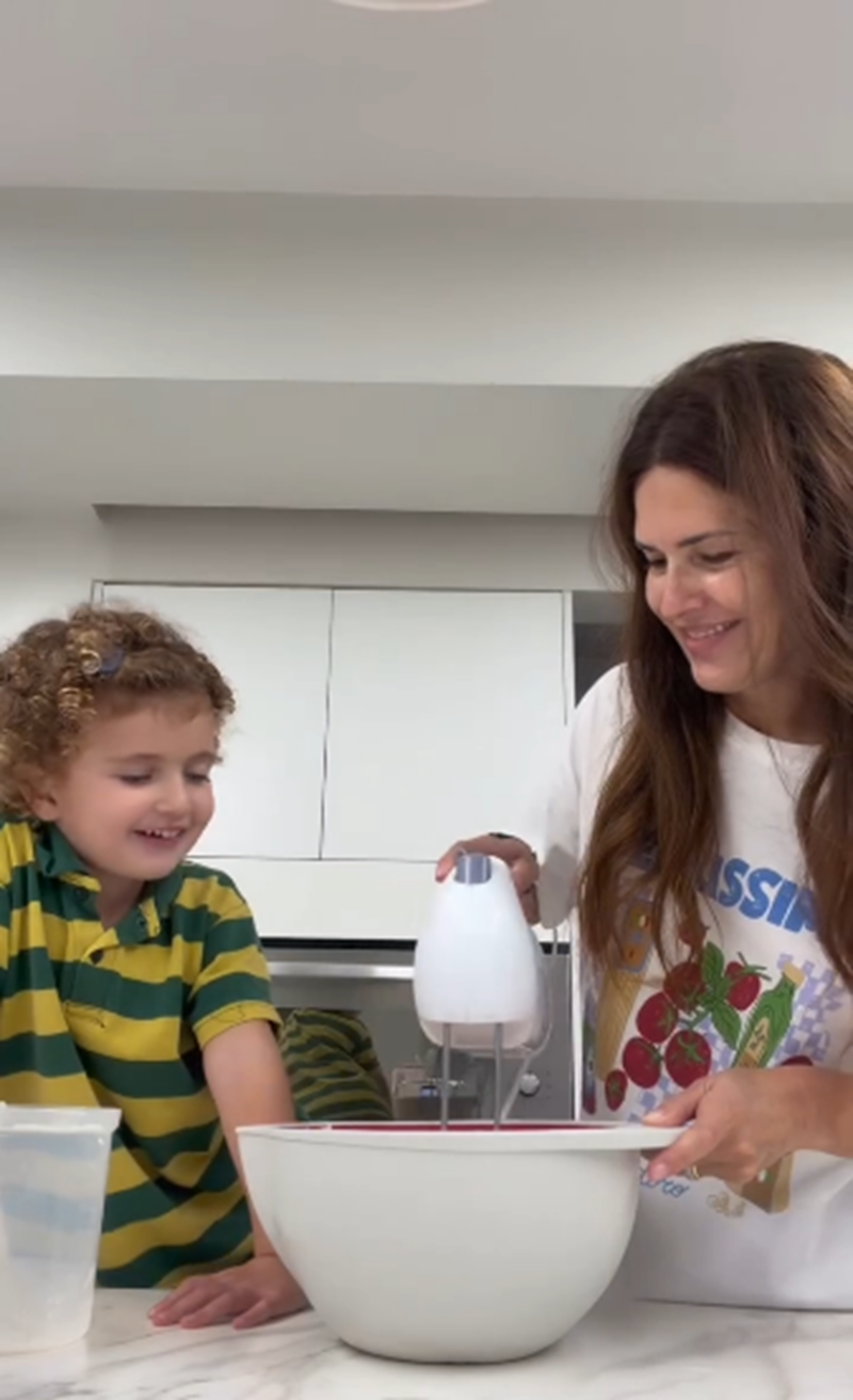 Isabel Macedo junto a su hija pequeña Julia, preparando la torta de cumpleaños para su primogénita Belita | Fuente: Instagram/isabelmacedophoto