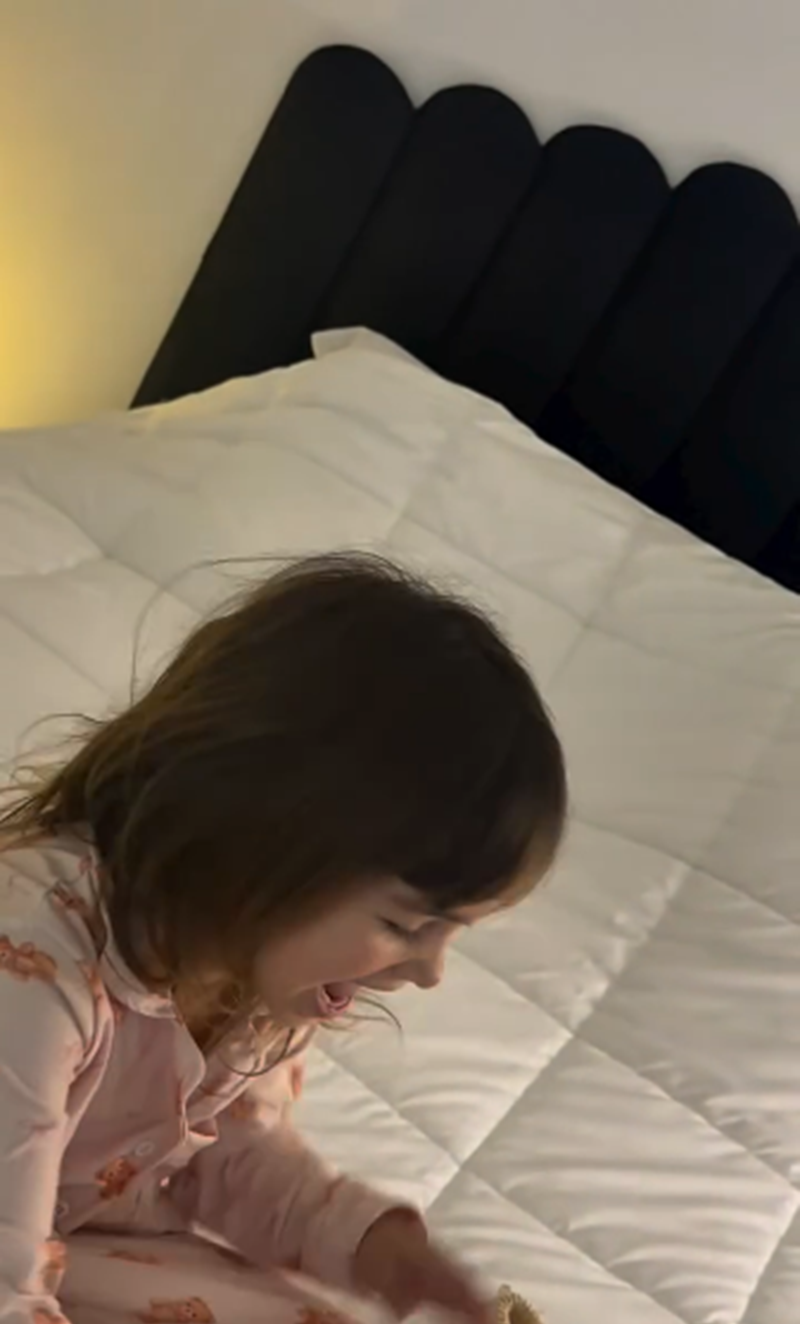 Tamara Báez revelando a su hija Jamaica que se va a convertir en hermana mayor | Fuente: Instagram/tamiiibaez123