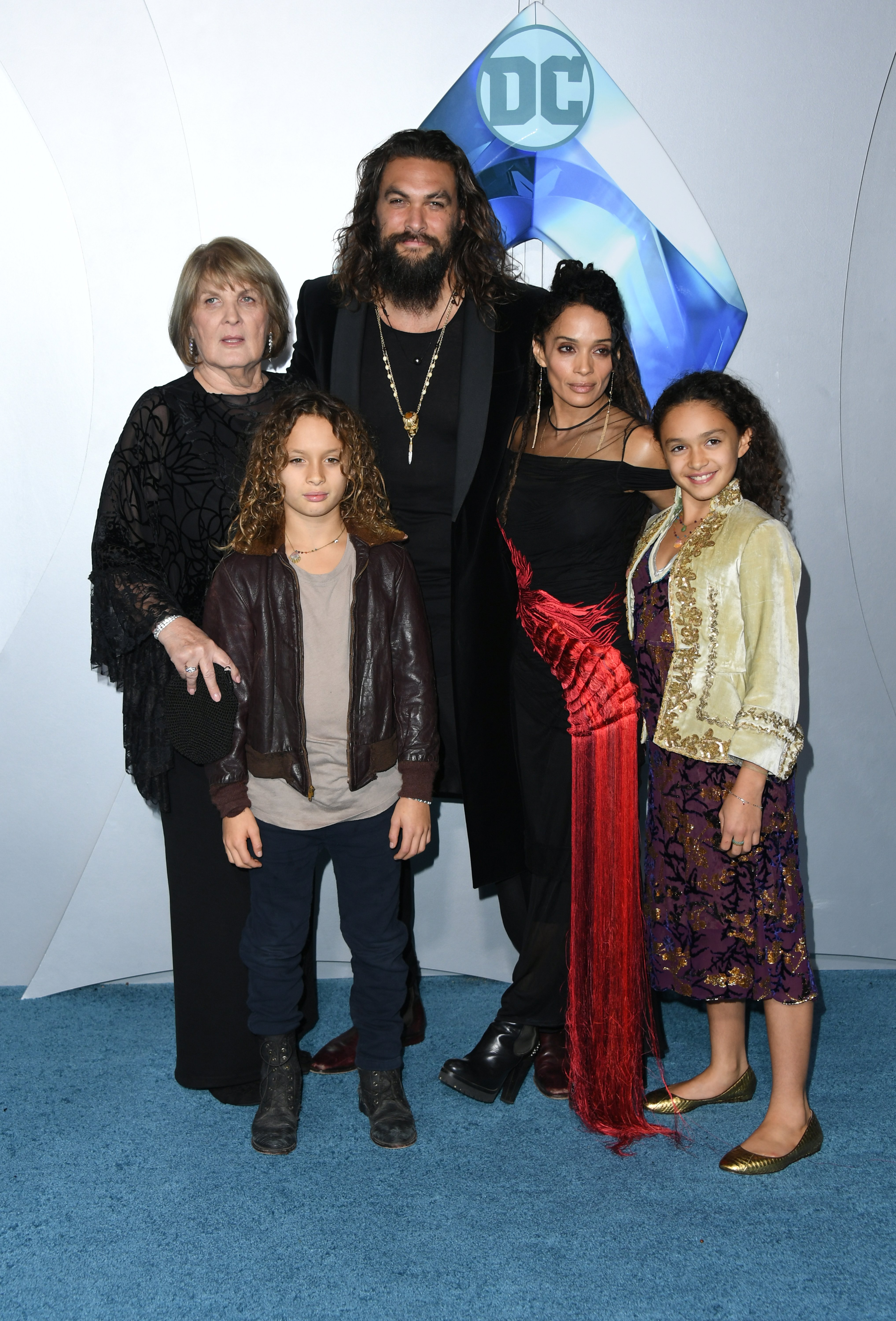 Coni Momoa, Jason Momoa, Nakoa-Wolf Manakauapo Namakaeha Momoa, Lisa Bonet y Lola Iolani Momoa asisten al estreno de "Aquaman", el 12 de diciembre de 2018. | Foto: Getty Images