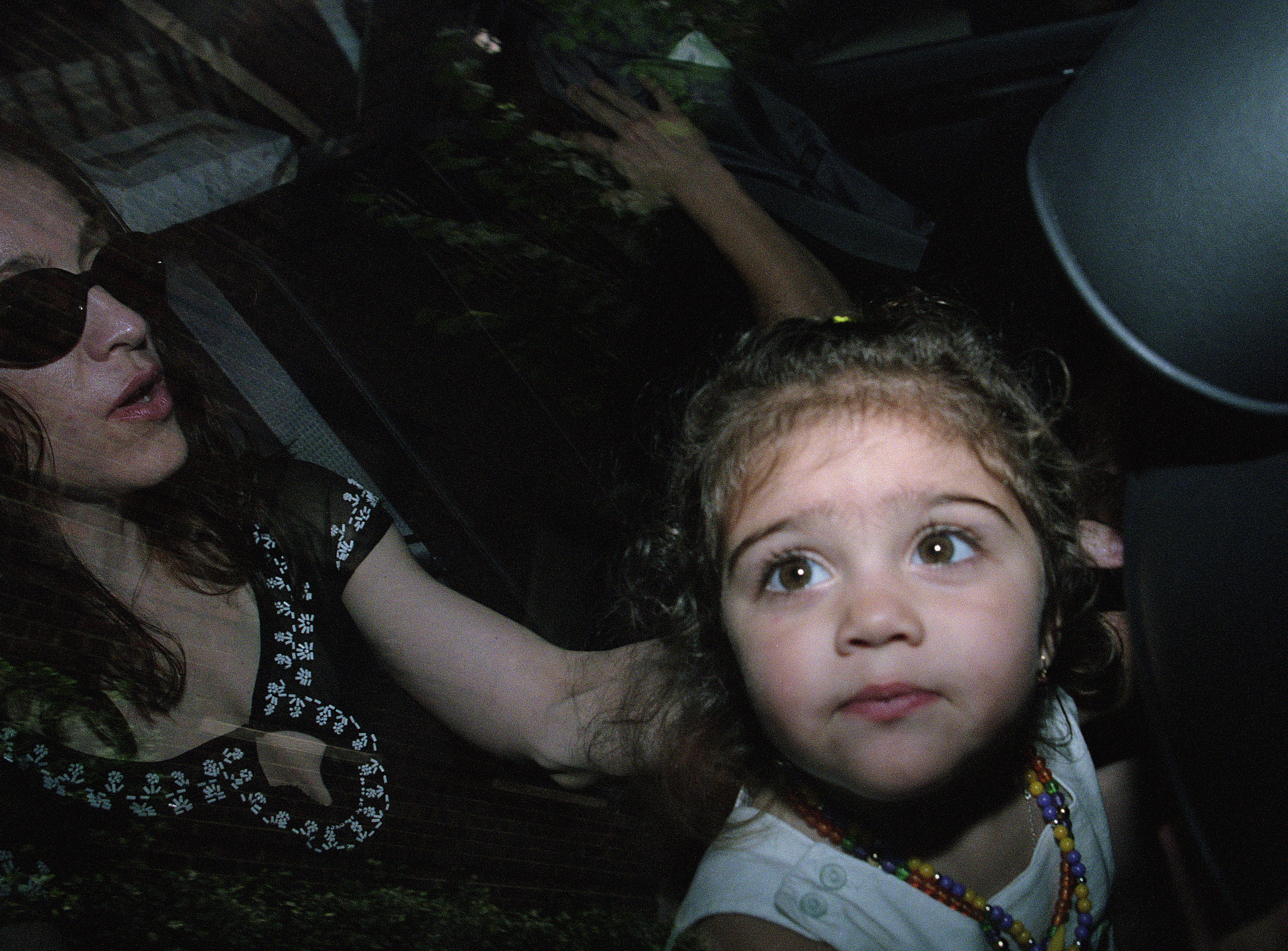 Madonna dando un paseo en coche con su hija Lourdes "Lola" Leon el 4 de julio de 1998 | Foto: Getty Images