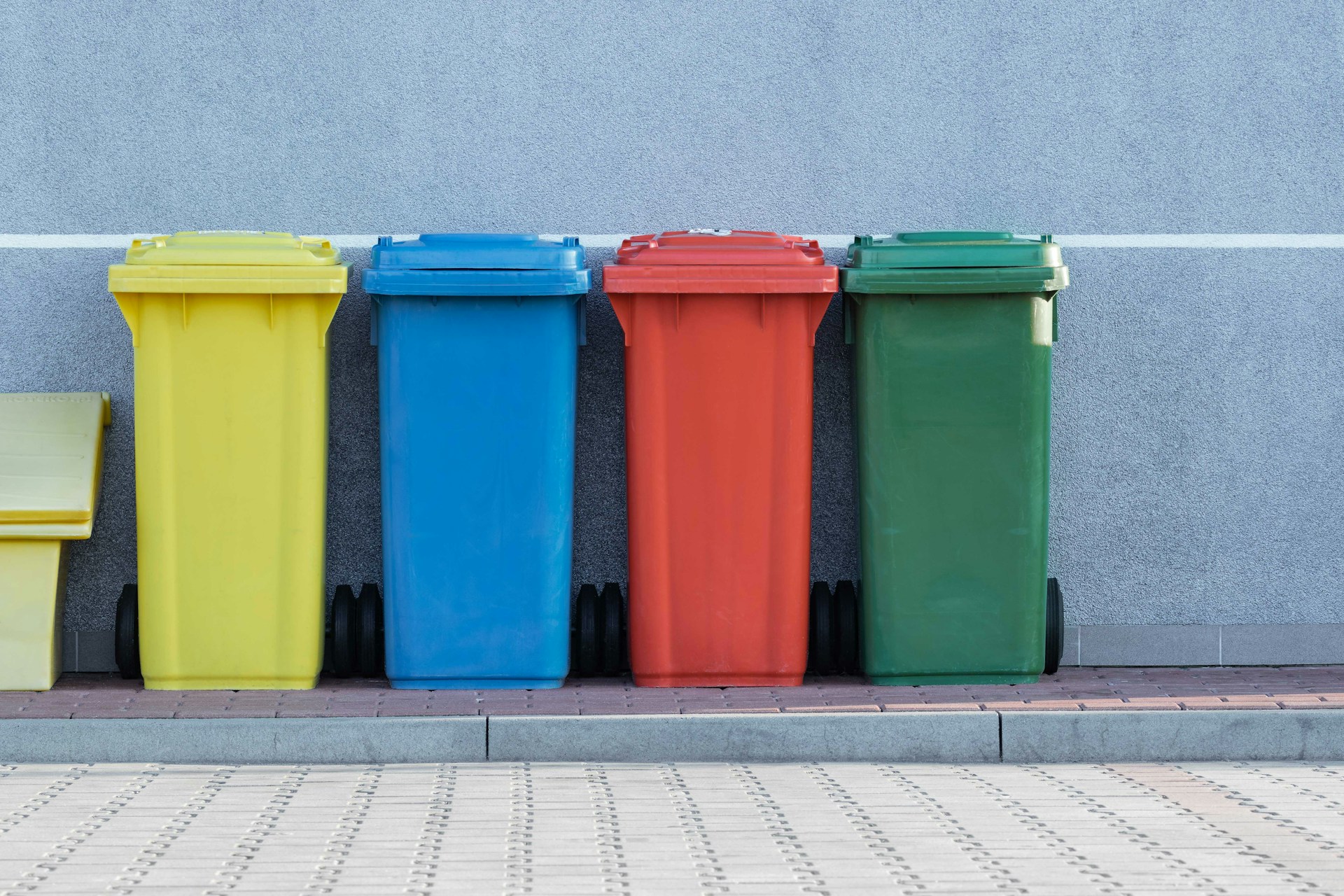 Una fila de cubos de basura en la calle | Fuente: Unsplash